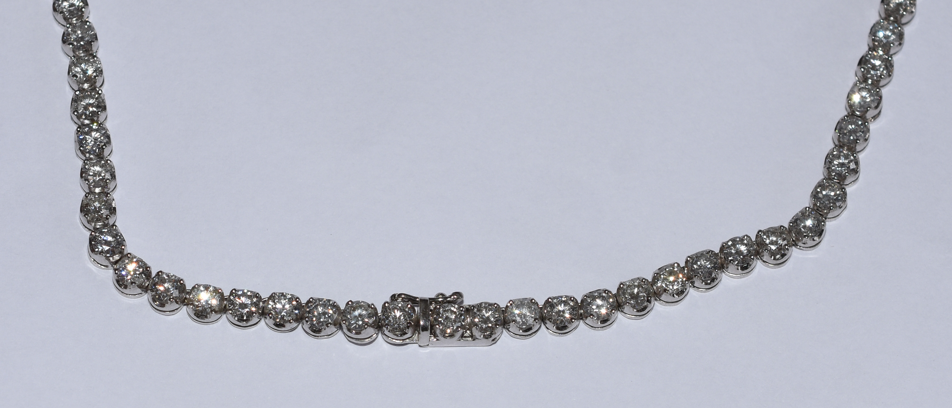 Gargantilha de ouro branco e 99 pedras brilhantes com 17,50 cts... - foto 2 de 4