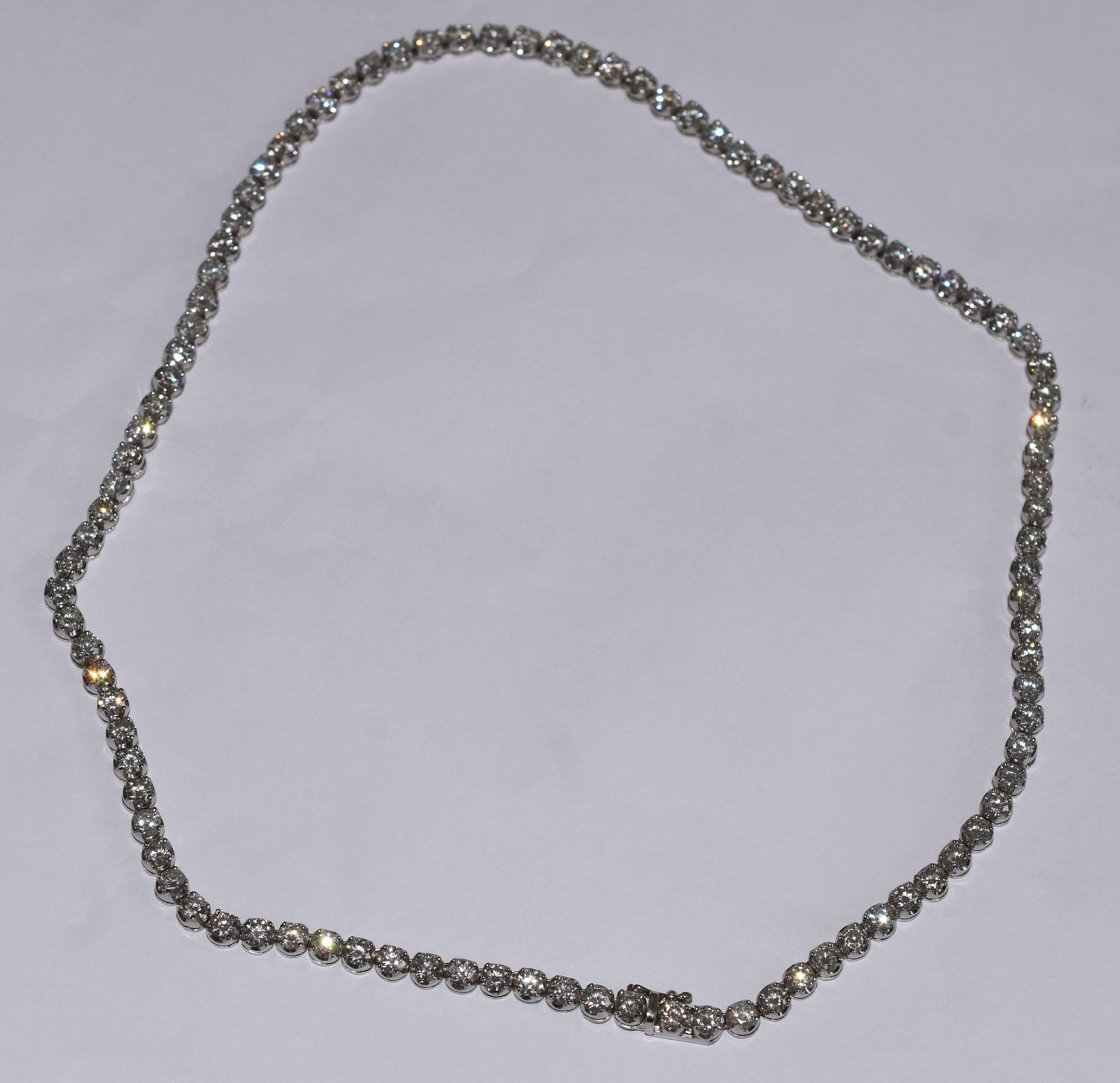 Gargantilha de ouro branco e 99 pedras brilhantes com 17,50 cts... - foto 1 de 4