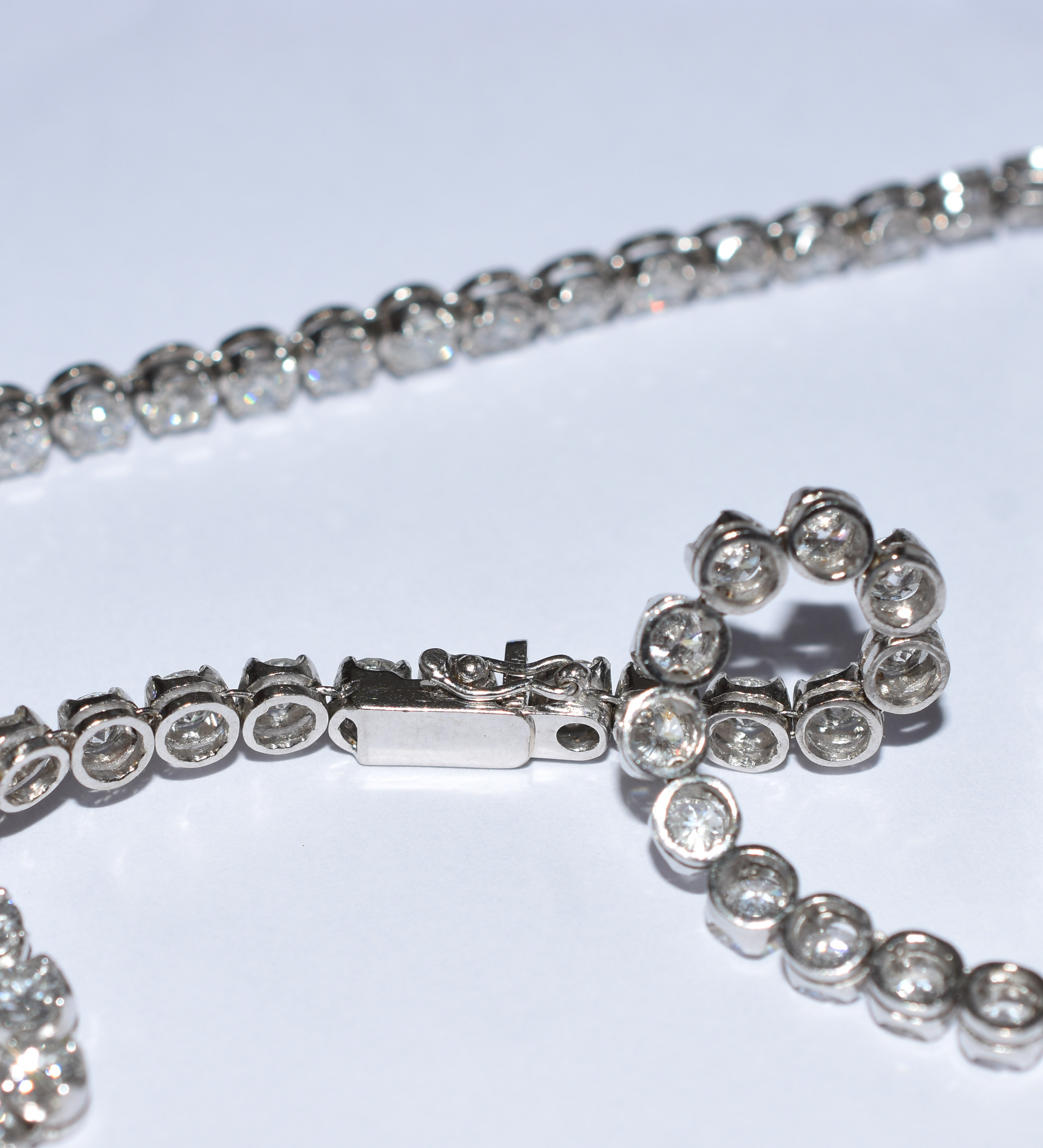 Gargantilha de ouro branco e 99 pedras brilhantes com 17,50 cts... - foto 3 de 4