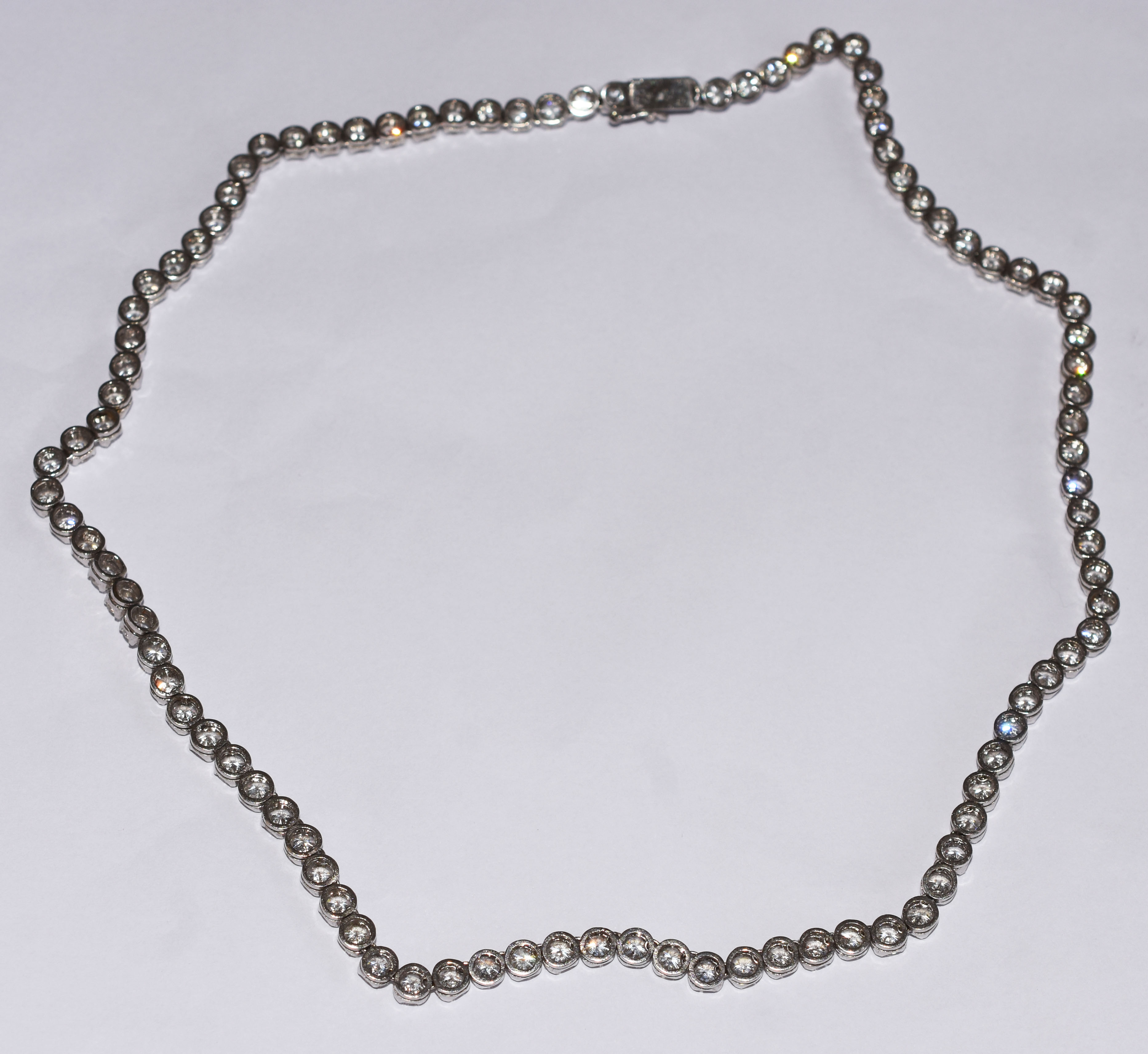 Gargantilha de ouro branco e 99 pedras brilhantes com 17,50 cts... - foto 4 de 4