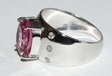 Anel com turmalina rosa , 4 cts aproximadamente... - Anel com turmalina rosa , 4 cts aproximadamente , de ouro branco com brilhantes. Aro 22. (Por questão de segurança a peça não se encontra na loja).