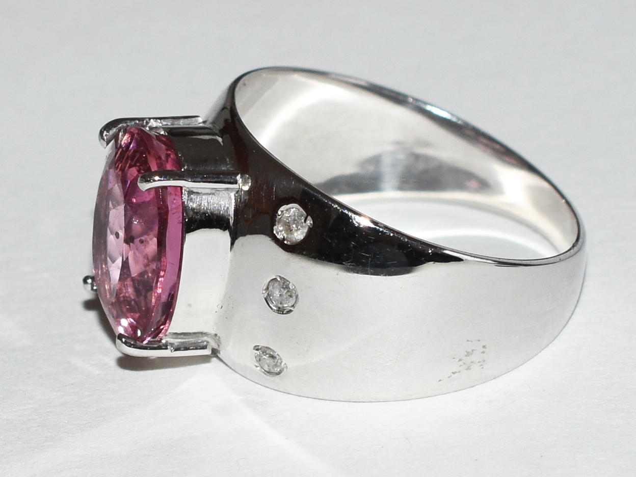 Anel com turmalina rosa , 4 cts aproximadamente , de ouro branco com... - foto 2 de 3