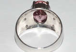 Anel com turmalina rosa , 4 cts aproximadamente... - Anel com turmalina rosa , 4 cts aproximadamente , de ouro branco com brilhantes. Aro 22. (Por questão de segurança a peça não se encontra na loja).