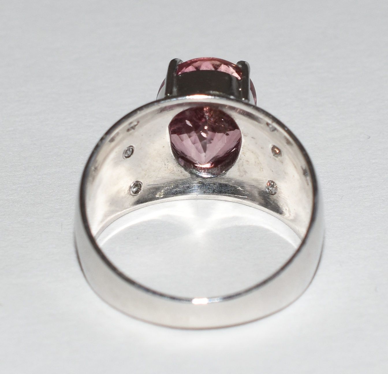 Anel com turmalina rosa , 4 cts aproximadamente , de ouro branco com... - foto 3 de 3