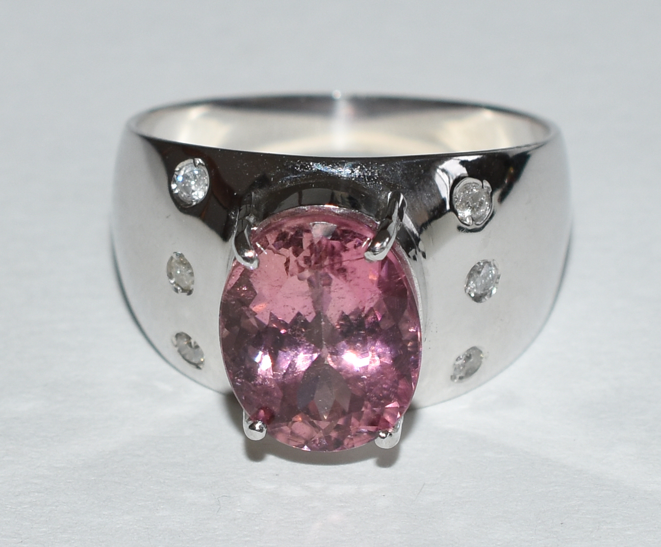 Anel com turmalina rosa , 4 cts aproximadamente , de ouro branco com... - foto 1 de 3
