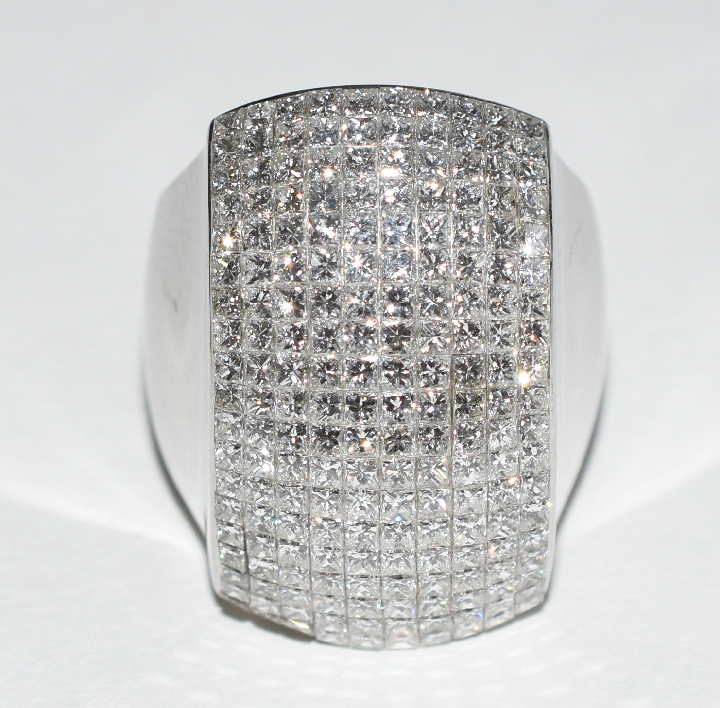 Anel de ouro branco com 200 brilhantes princess, de qualidade extra... - foto 1 de 3