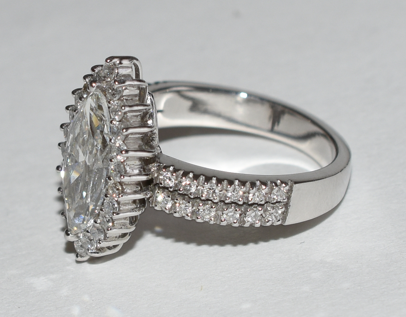 Anel de ouro branco com brilhante navete de 15,5 com 2 cts , 80... - foto 2 de 3