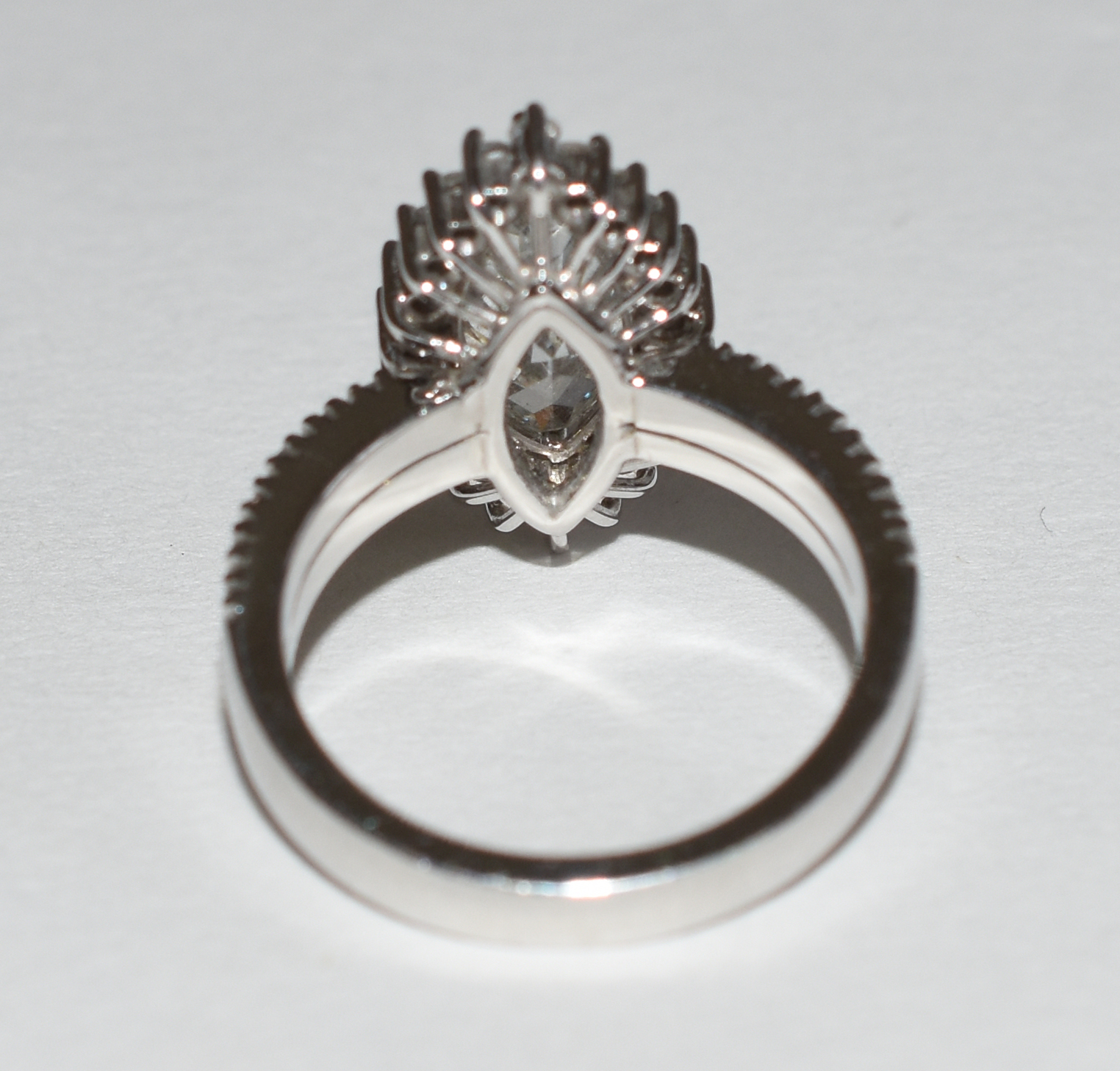 Anel de ouro branco com brilhante navete de 15,5 com 2 cts , 80... - foto 3 de 3