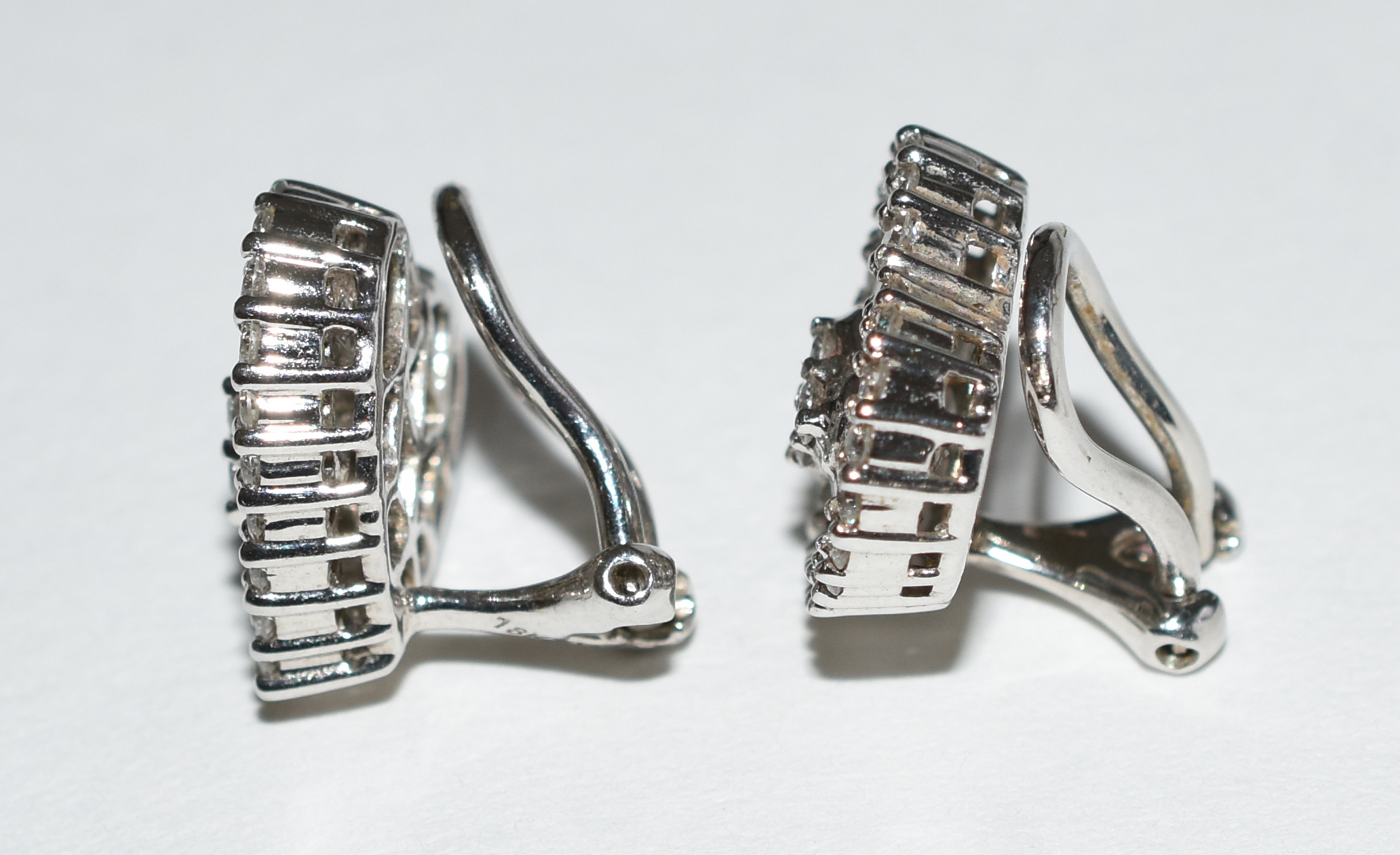 Par de brincos de ouro branco com aproximadamente 2,5 cts de... - foto 2 de 4