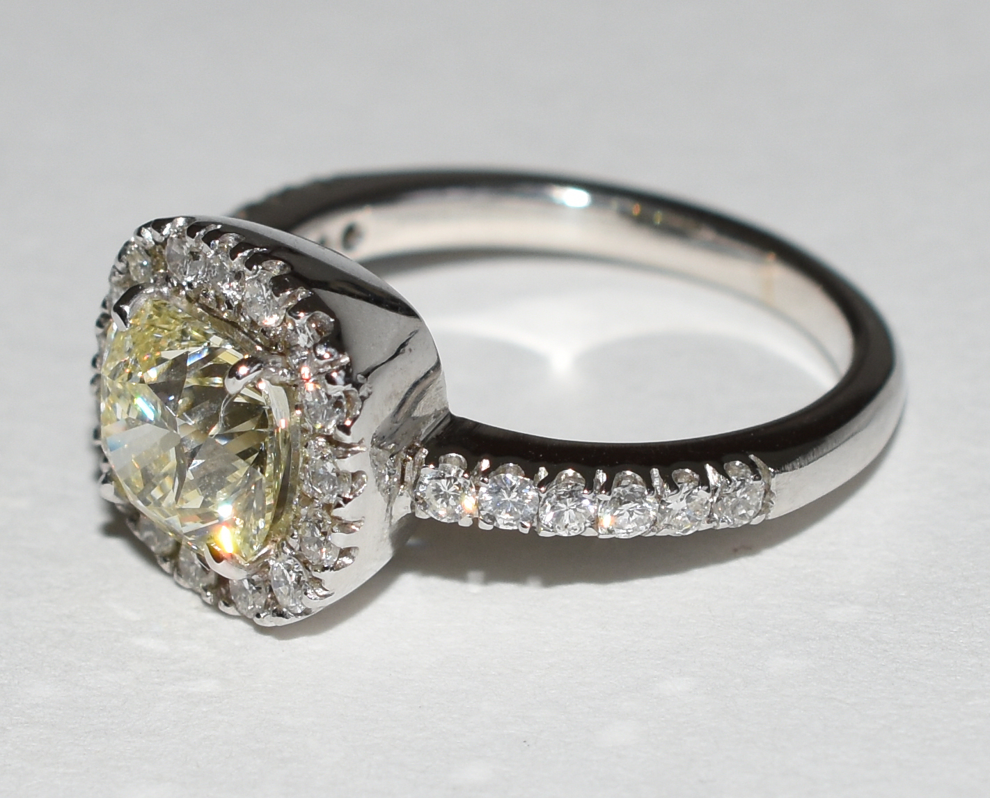 Anel de ouro branco com Pedra cush de 2,11 cts e 60 pontos de... - foto 2 de 3