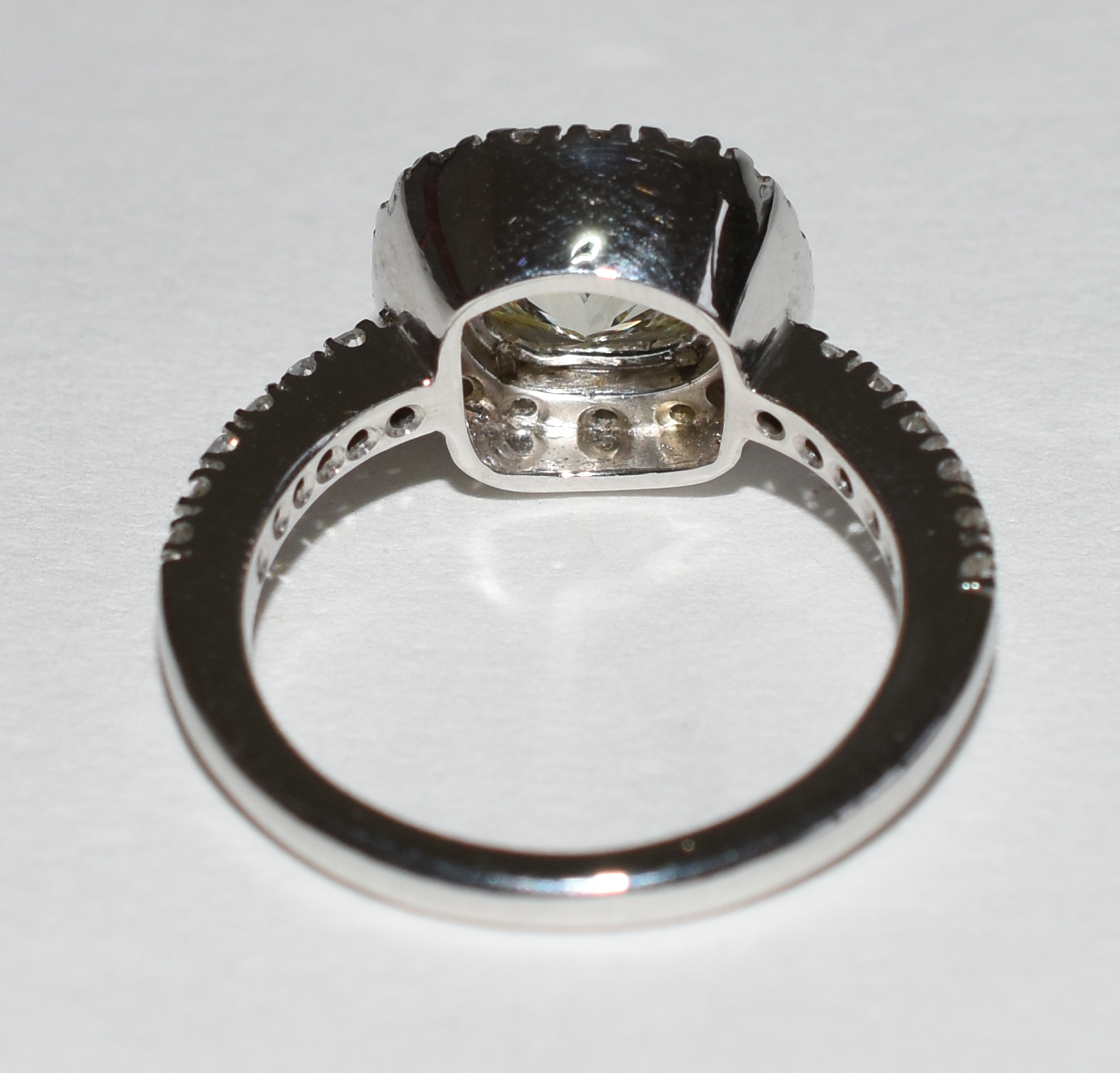 Anel de ouro branco com Pedra cush de 2,11 cts e 60 pontos de... - foto 3 de 3
