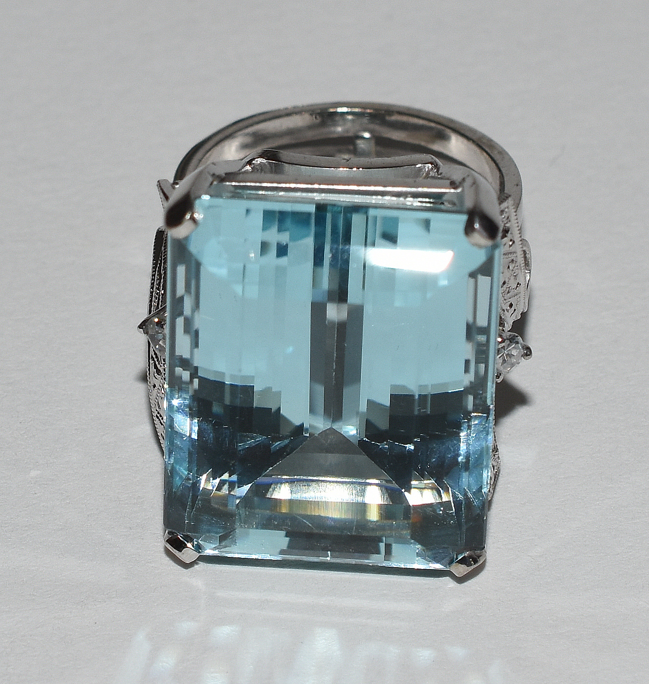 Anel de ouro branco com água marinha de aproximadamente 40 cts. Aro... - foto 1 de 3