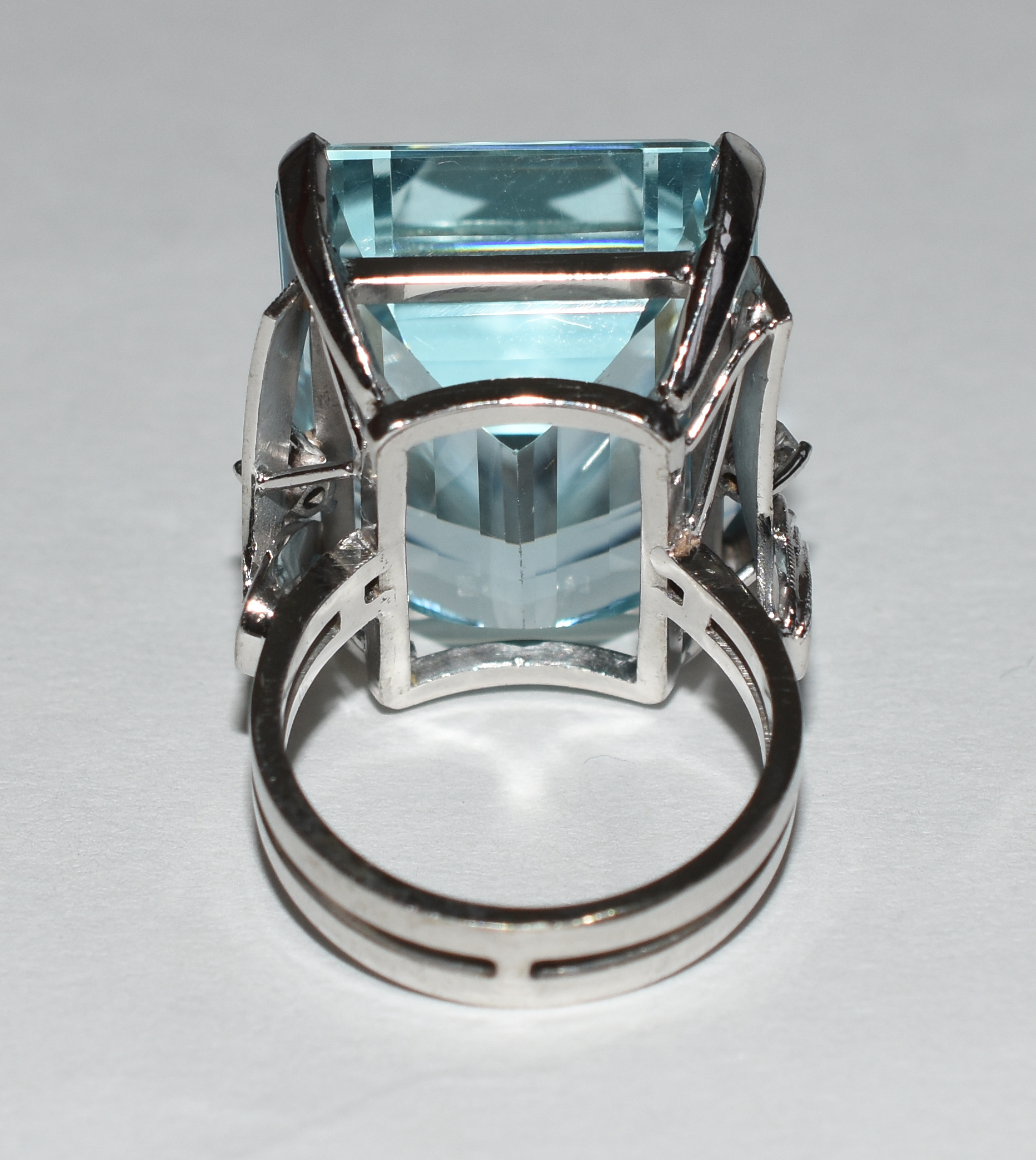Anel de ouro branco com água marinha de aproximadamente 40 cts. Aro... - foto 3 de 3