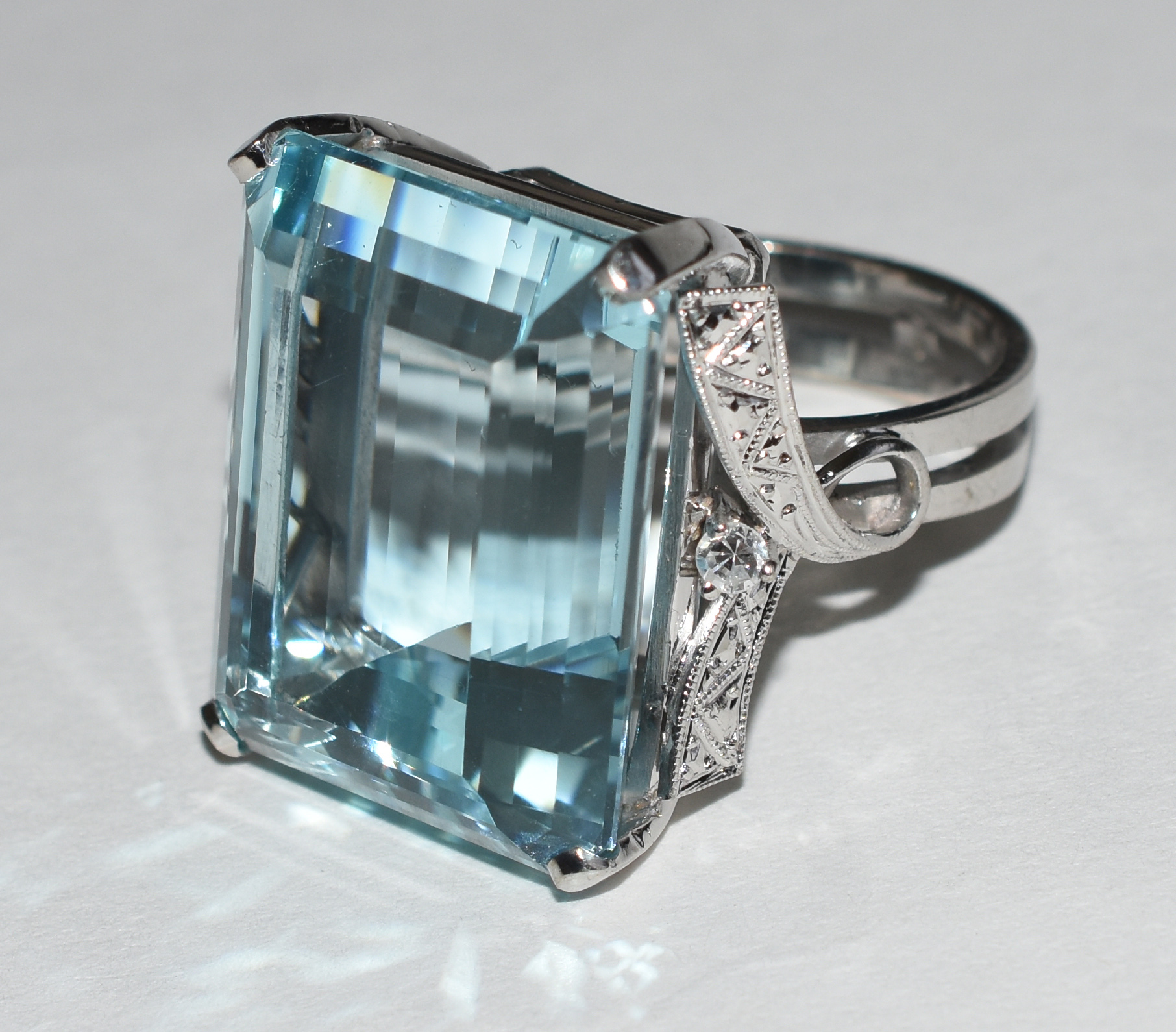 Anel de ouro branco com água marinha de aproximadamente 40 cts. Aro... - foto 2 de 3