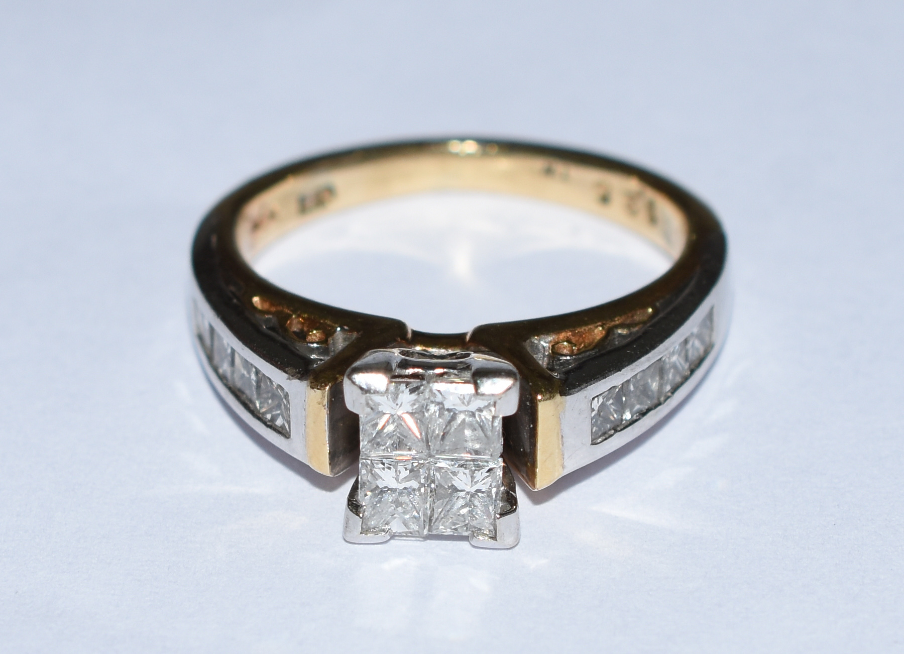 Anel com pedras princess com 1,40 cts de ouro branco e amarelo. Aro... - foto 1 de 5