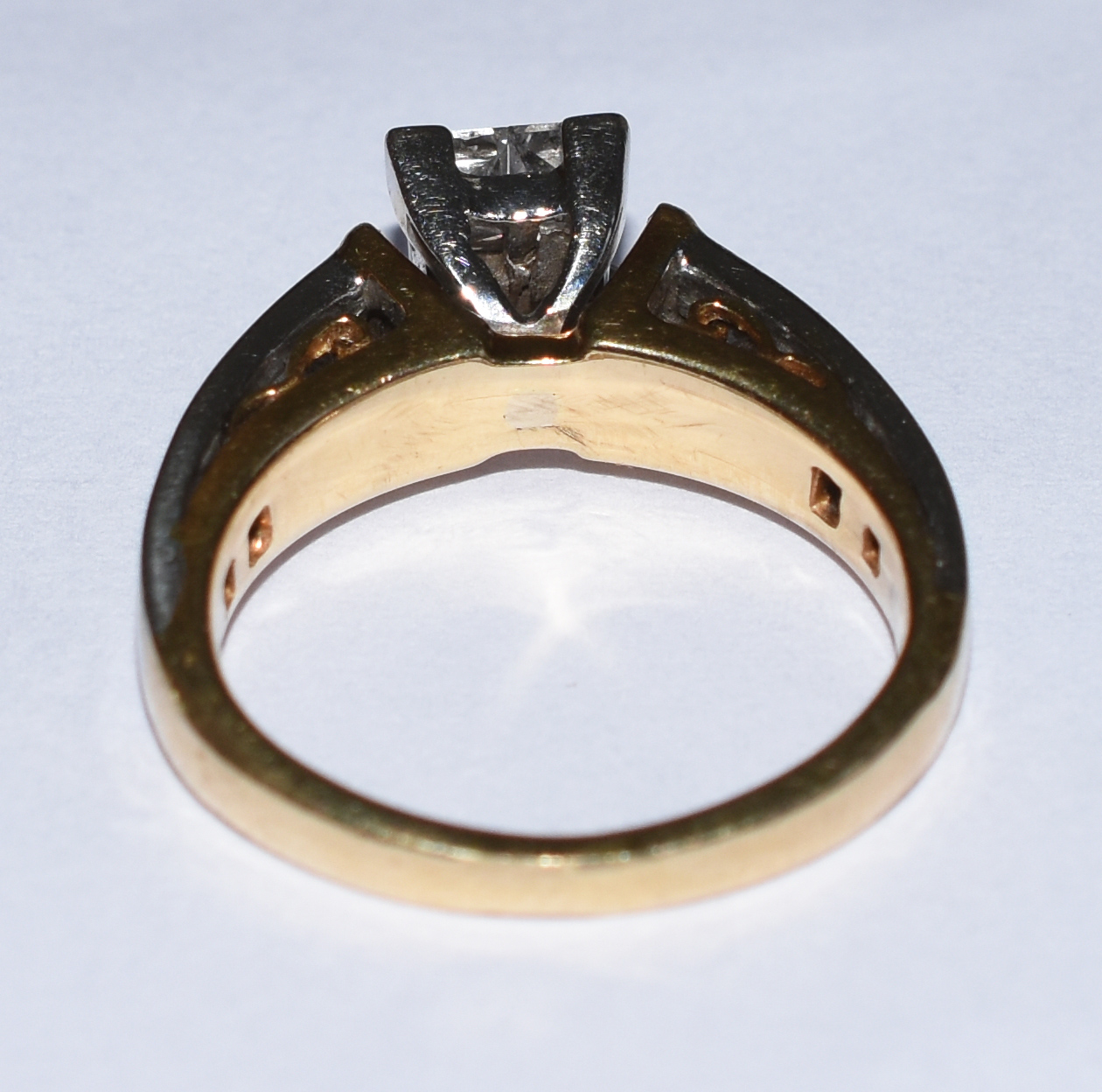 Anel com pedras princess com 1,40 cts de ouro branco e amarelo. Aro... - foto 4 de 5