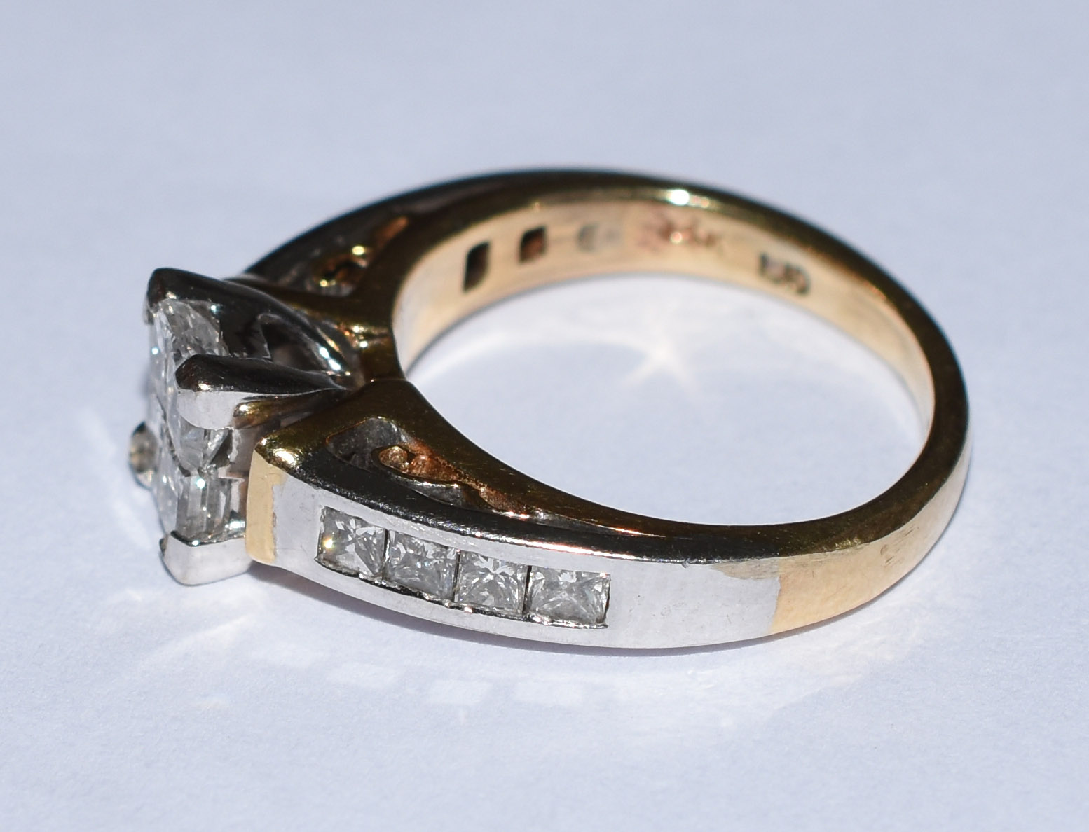 Anel com pedras princess com 1,40 cts de ouro branco e amarelo. Aro... - foto 2 de 5