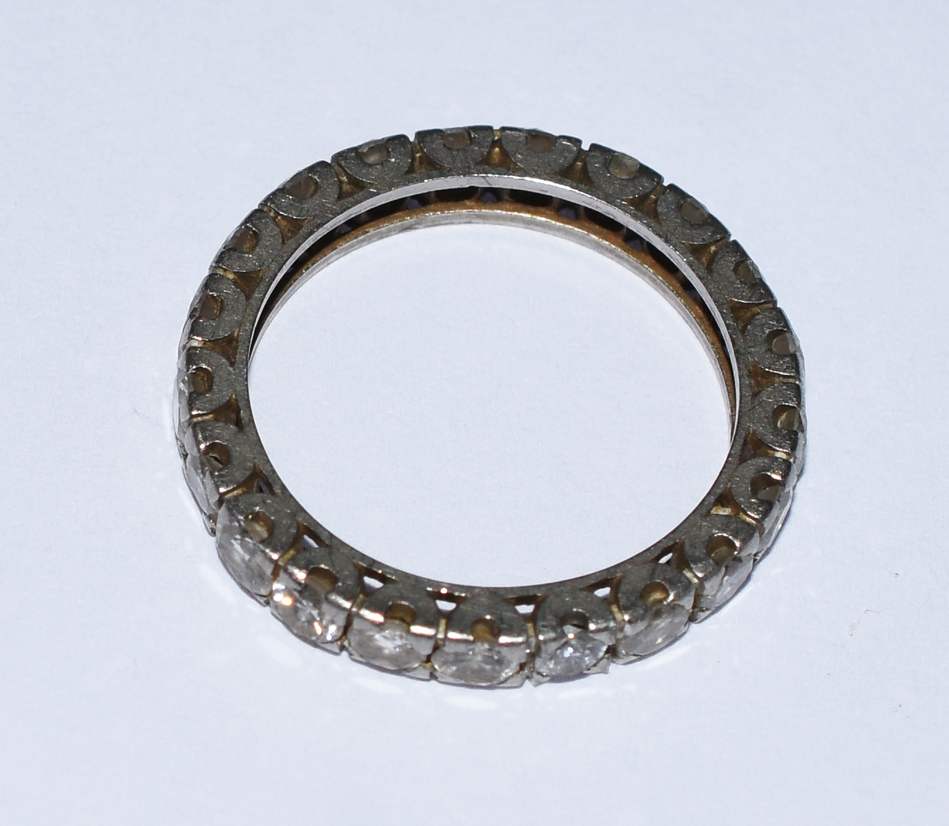 Aliança de ouro branco com 21 pedras, aproximadamente 1,26 cts. Aro... - foto 2 de 3