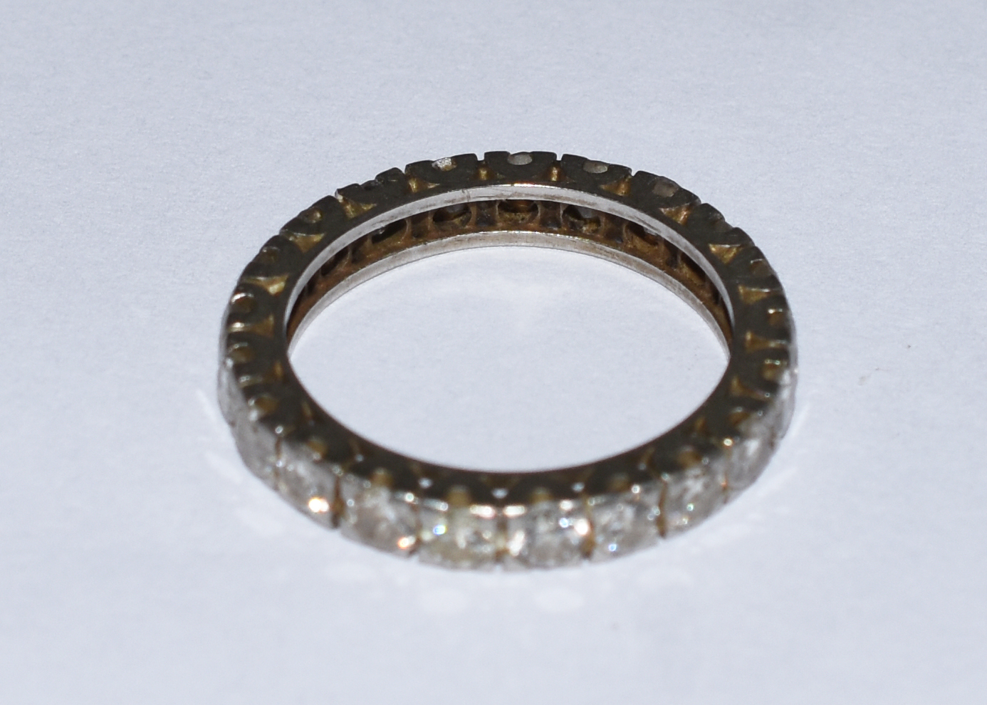 Aliança de ouro branco com 21 pedras, aproximadamente 1,26 cts. Aro... - foto 3 de 3