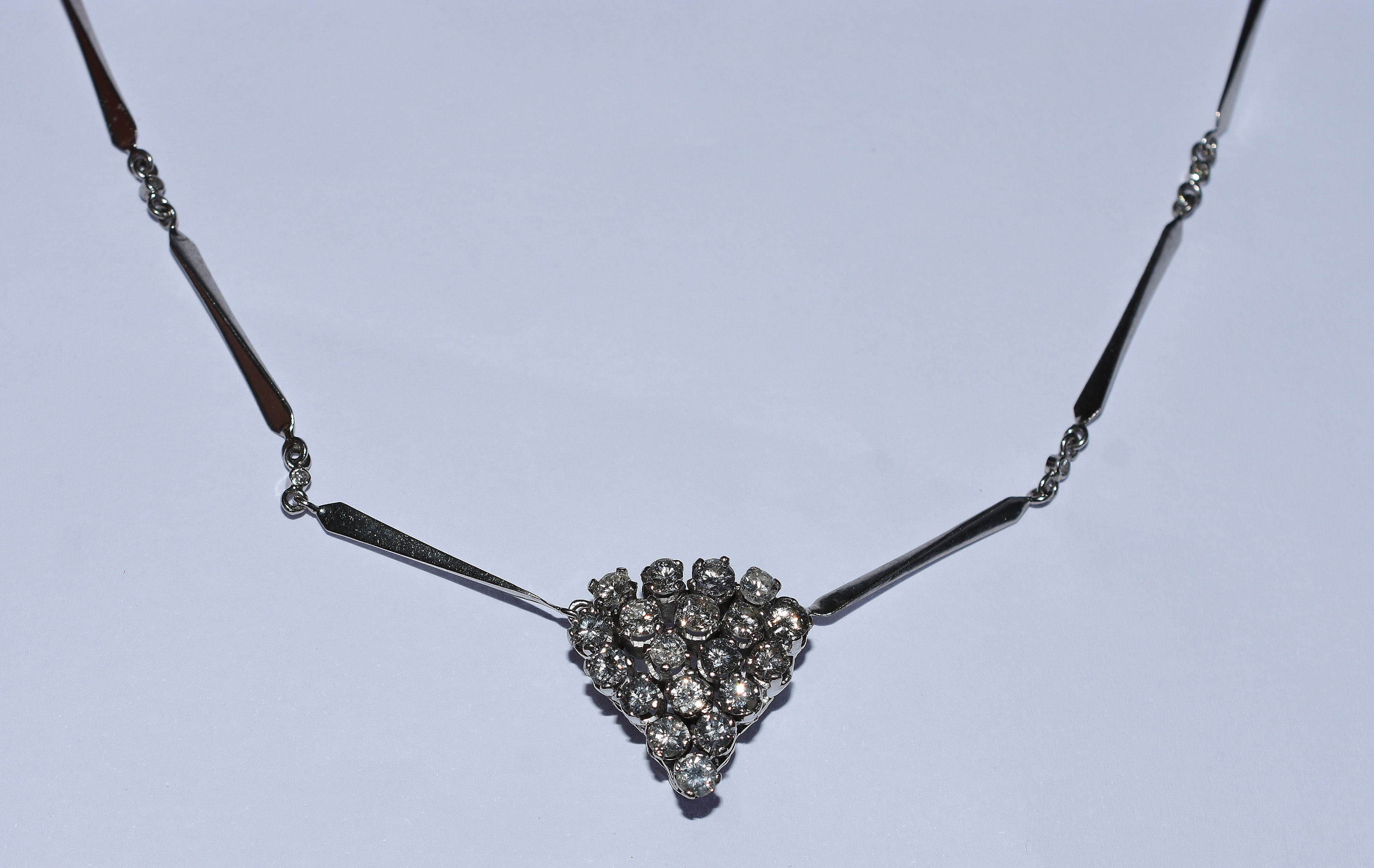 Colar de ouro branco com 3,5 cts de brilhantes aproximadamente. (Por... - foto 1 de 4