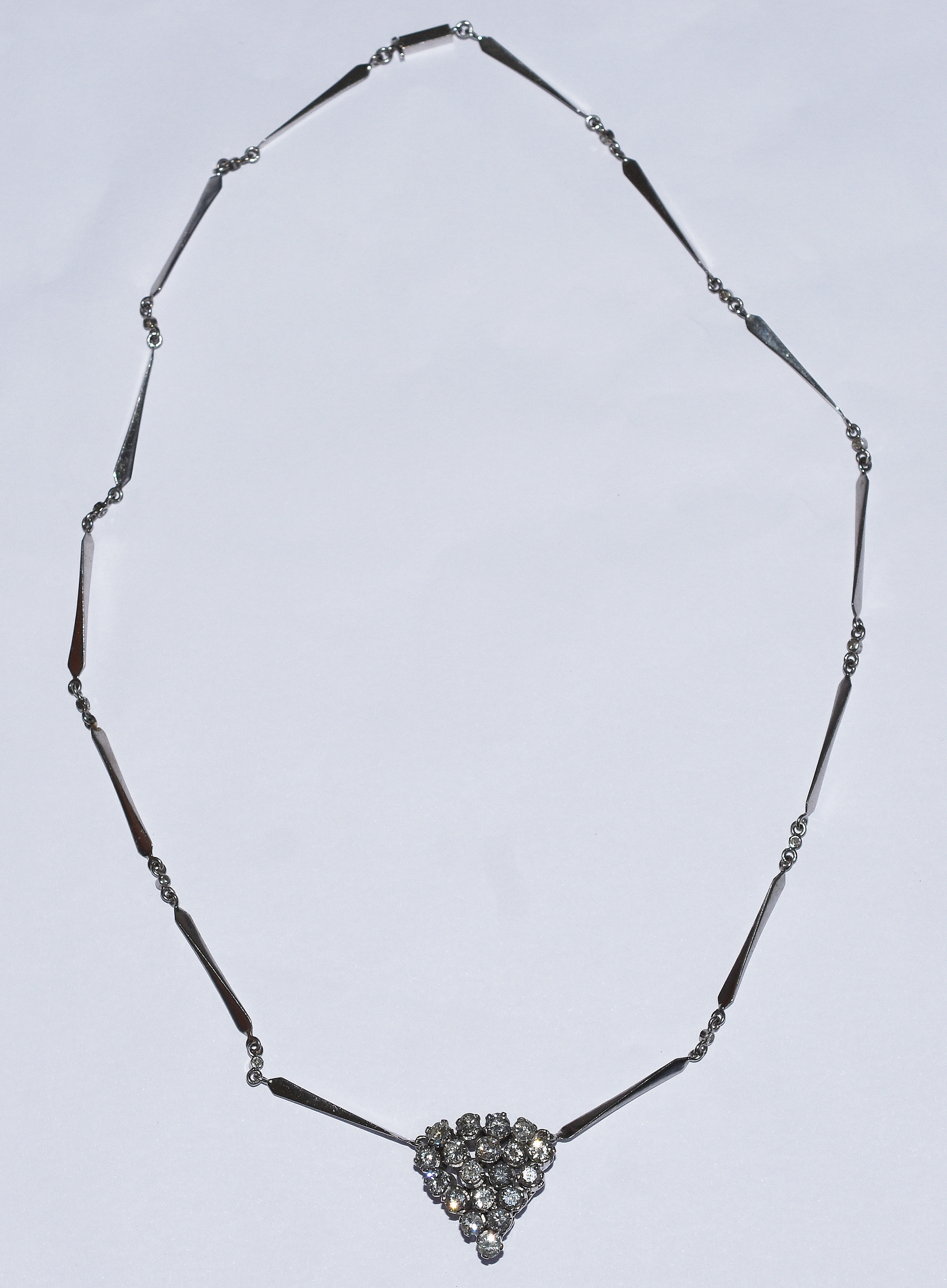 Colar de ouro branco com 3,5 cts de brilhantes aproximadamente. (Por... - foto 2 de 4