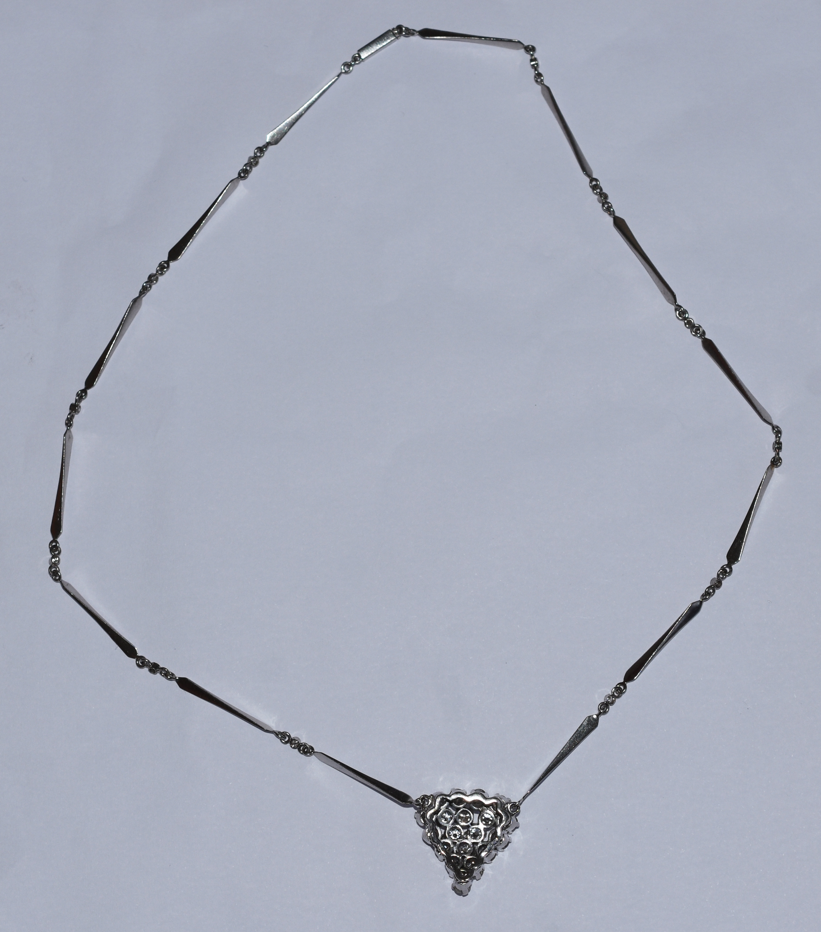 Colar de ouro branco com 3,5 cts de brilhantes aproximadamente. (Por... - foto 3 de 4