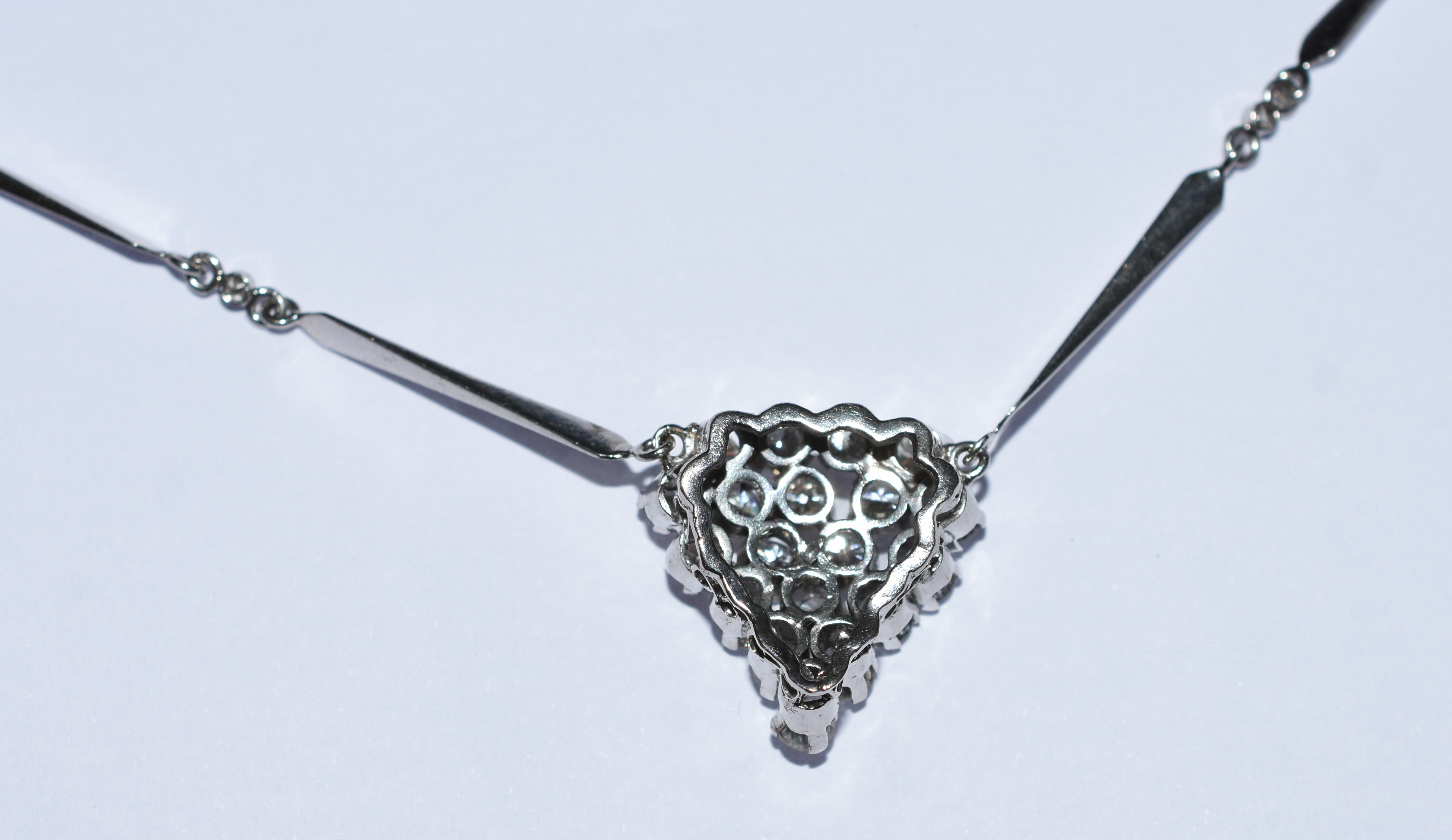 Colar de ouro branco com 3,5 cts de brilhantes aproximadamente. (Por... - foto 4 de 4