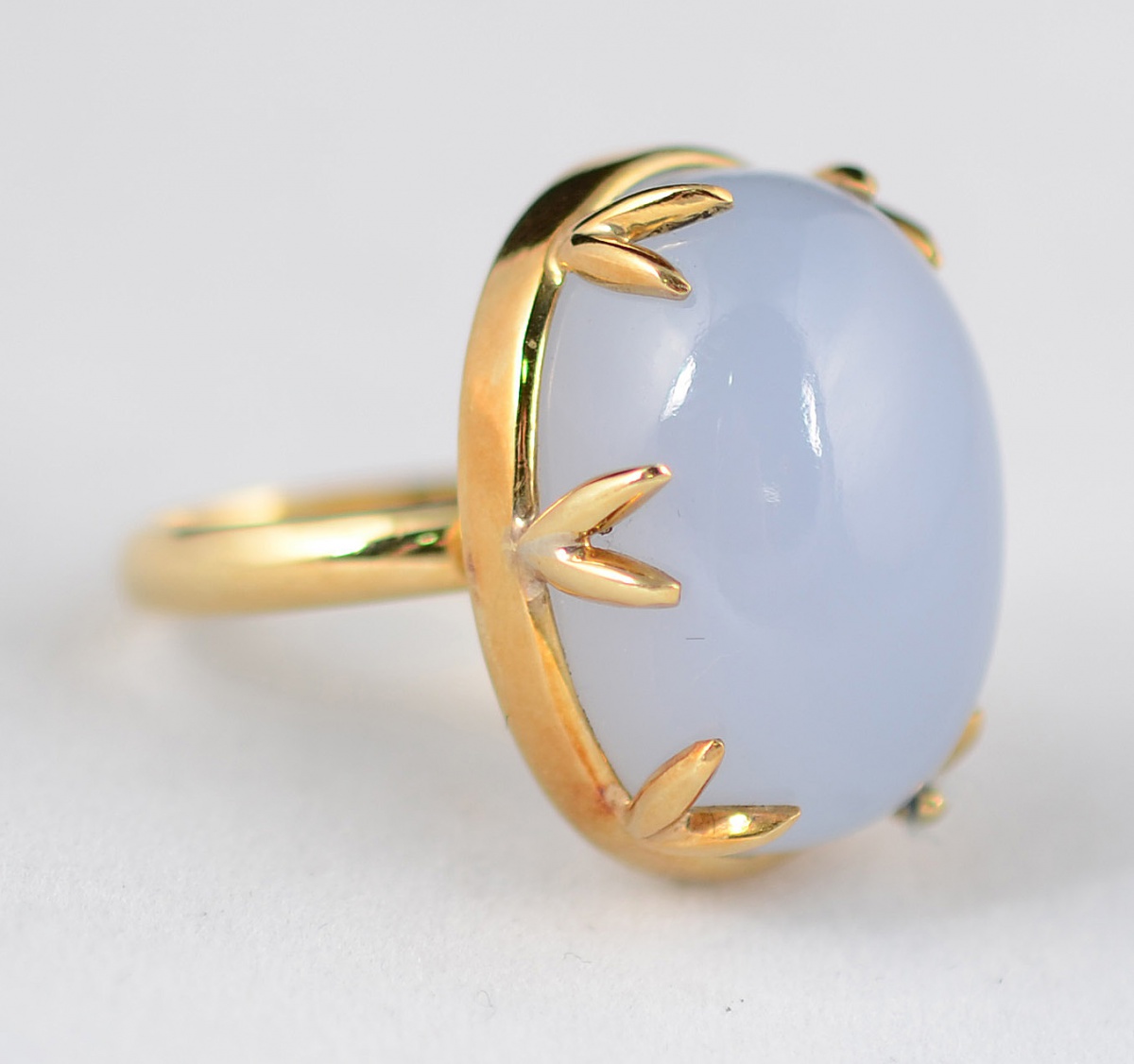 Anel de ouro amarelo 18 k com calcedônia, armação garra folha - 13,4... - foto 1 de 2