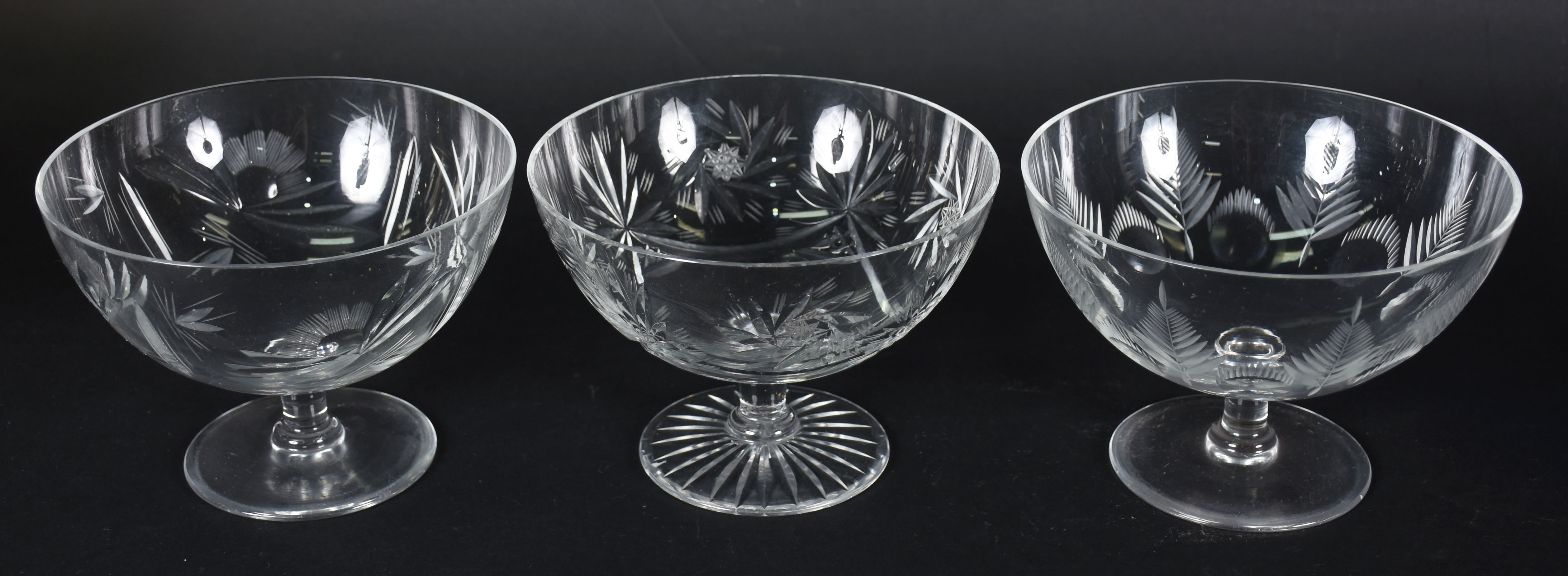Nove peças sendo: 3 bowls de cristal amarelo , 3 bowls de cristal e 3... - foto 6 de 7