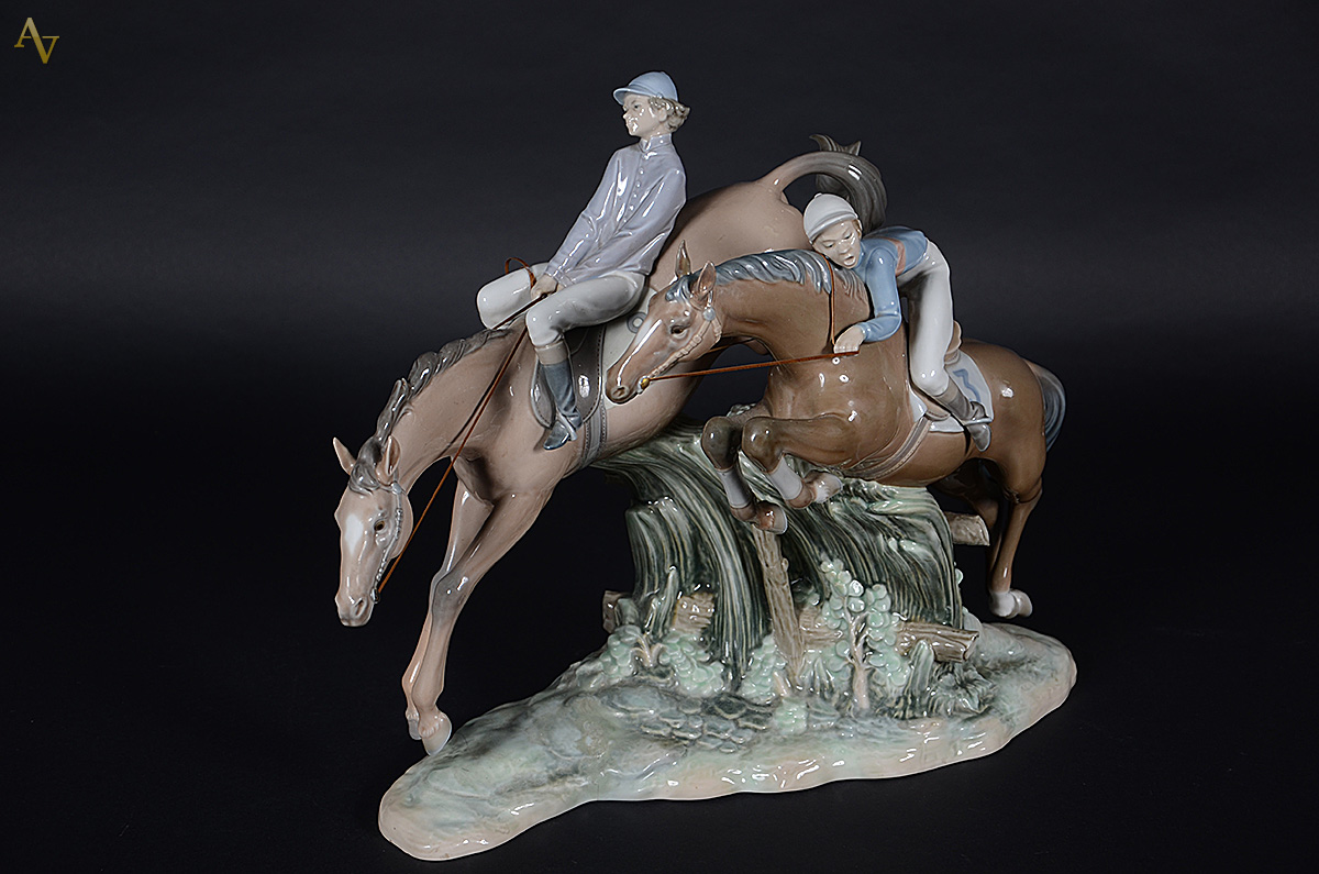 LLADRO - Escultura de porcelana representando jóqueis de corrida... - foto 1 de 3