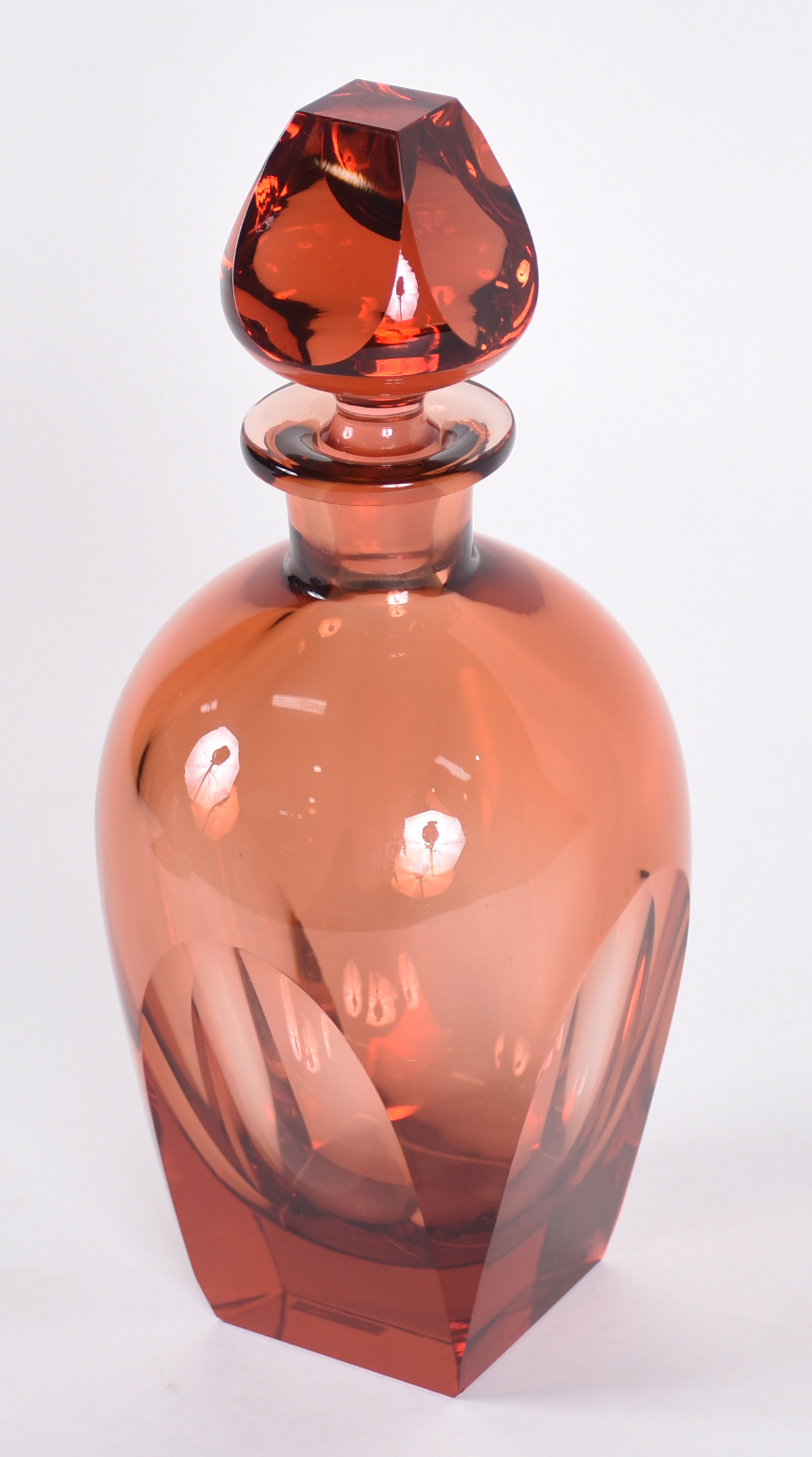 Garrafa de cristal tcheco facetado MOSER na cor coral. Marcado na... - foto 1 de 4