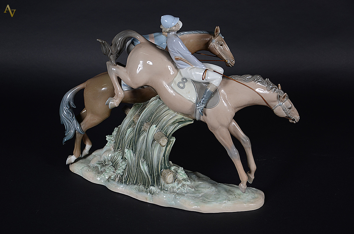 LLADRO - Escultura de porcelana representando jóqueis de corrida... - foto 2 de 3