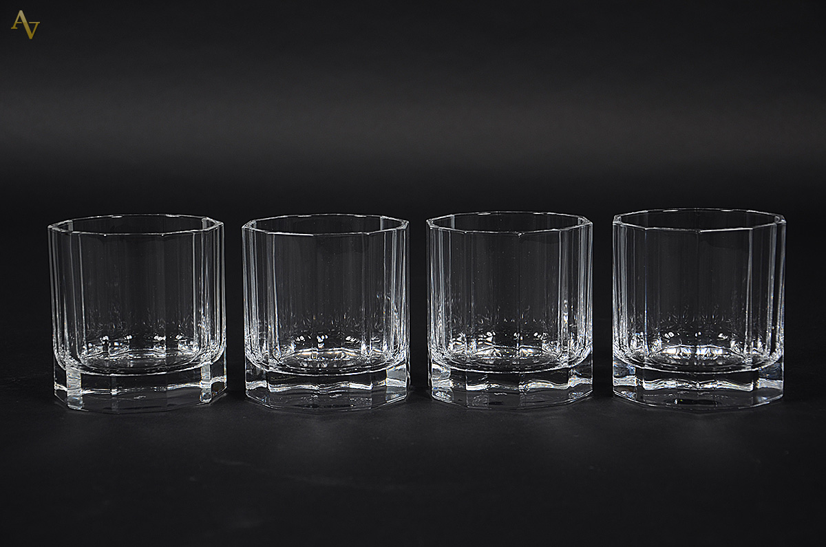 Doze copos de cristal para whisky.