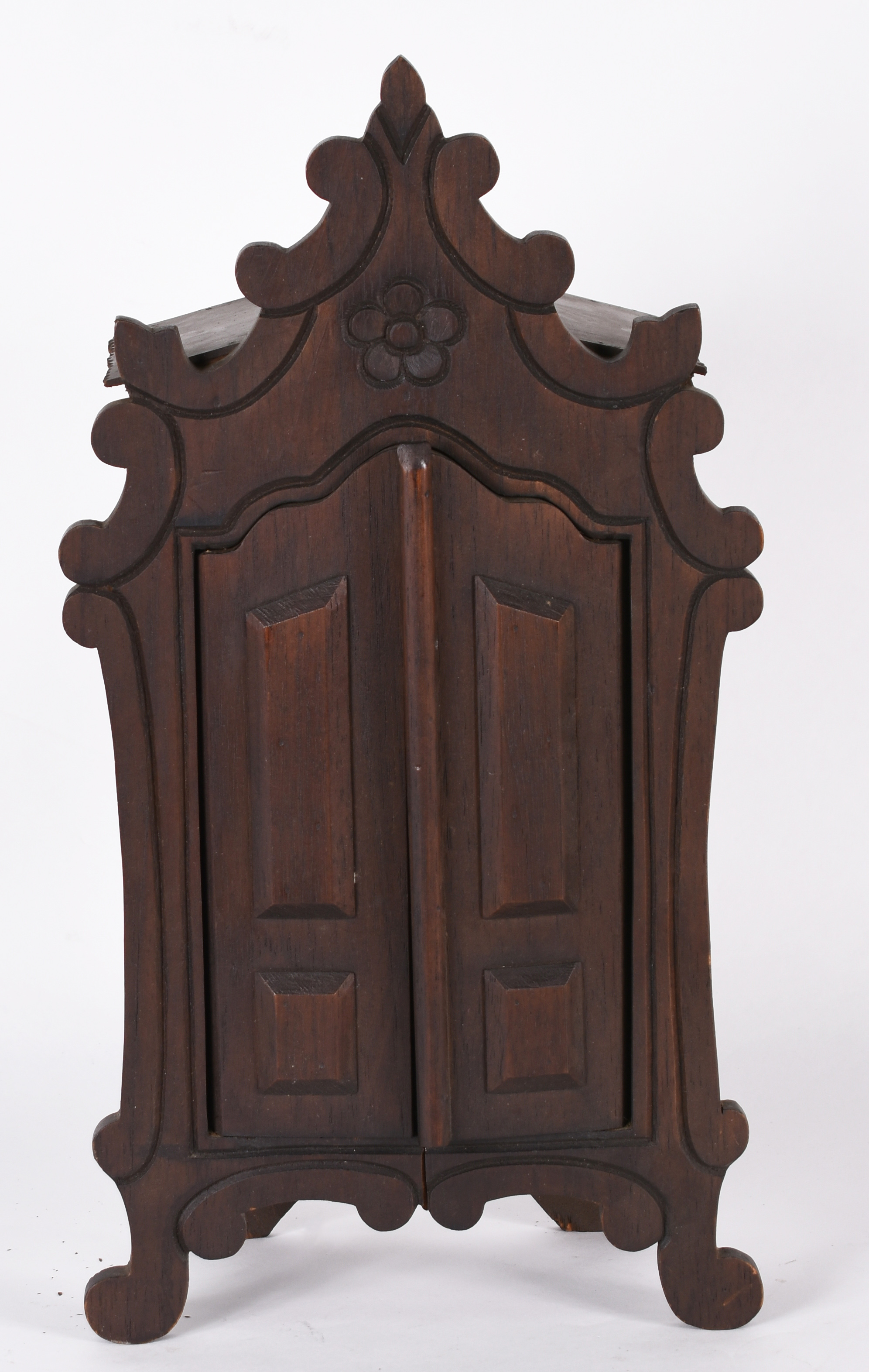 Pequeno oratório de madeira com 2 portas almofadadas. - foto 1 de 5