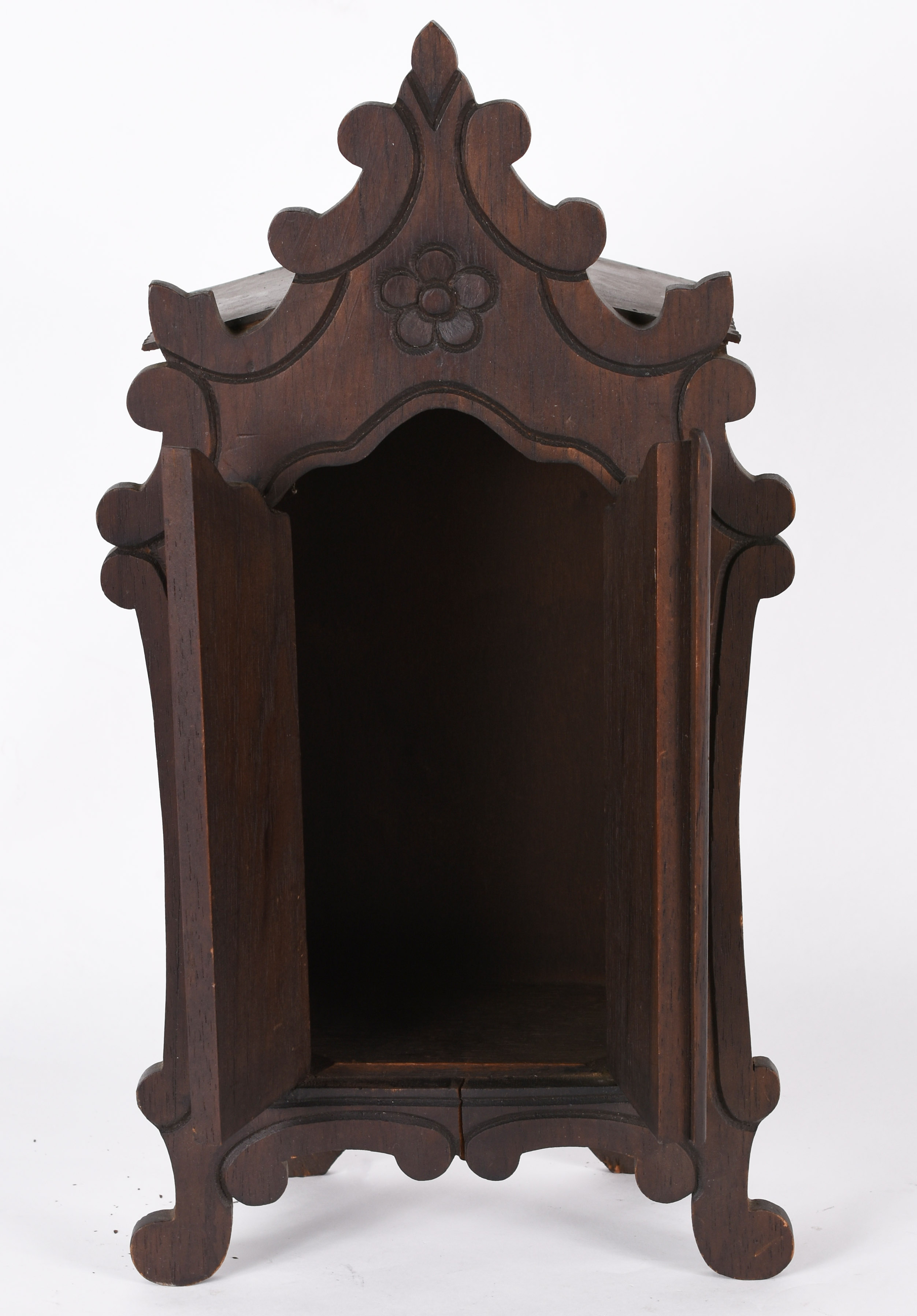 Pequeno oratório de madeira com 2 portas almofadadas. - foto 2 de 5