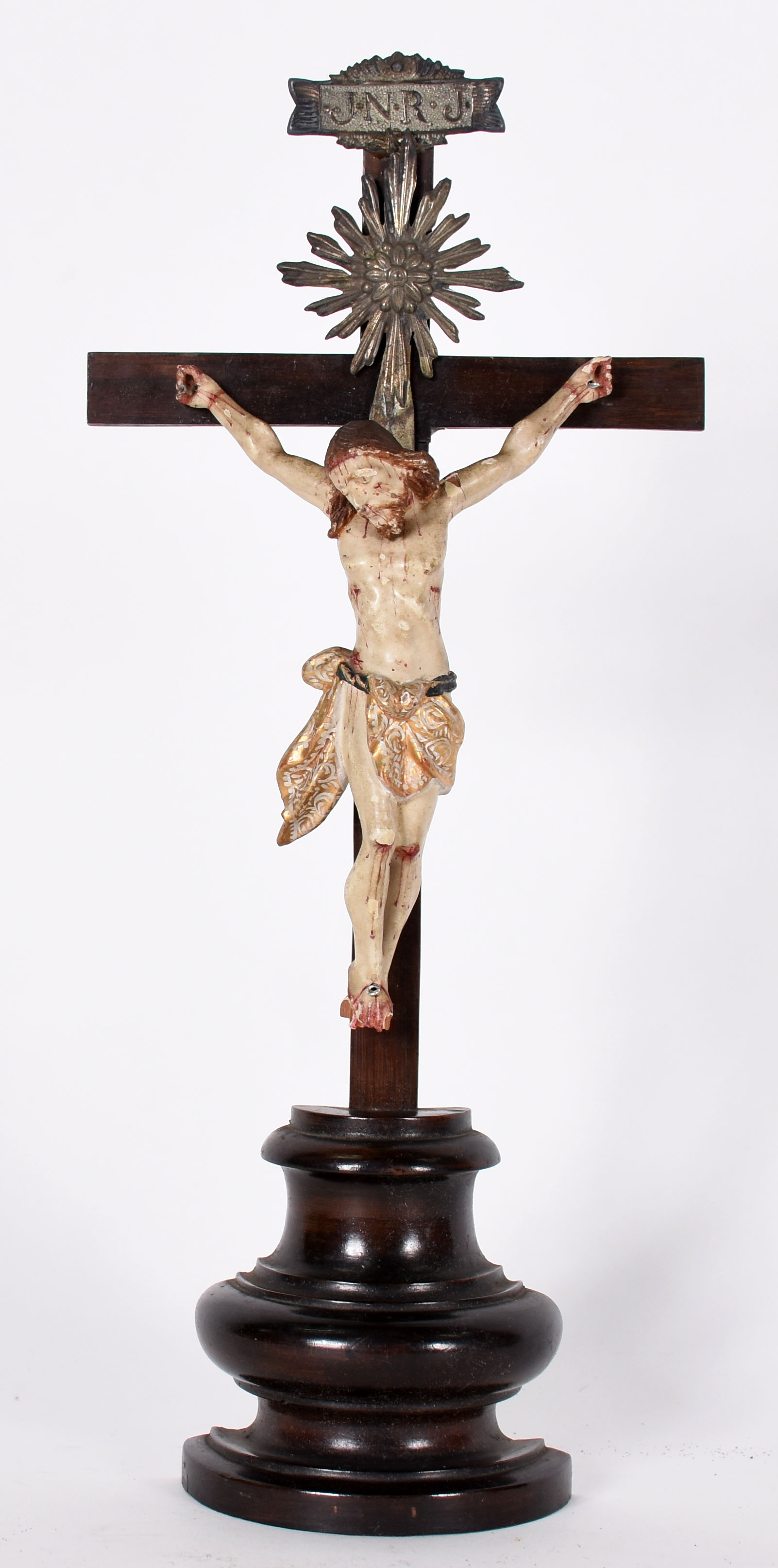 Crucifixo de madeira com figura de Cristo ricamente entalhada e... - foto 1 de 6
