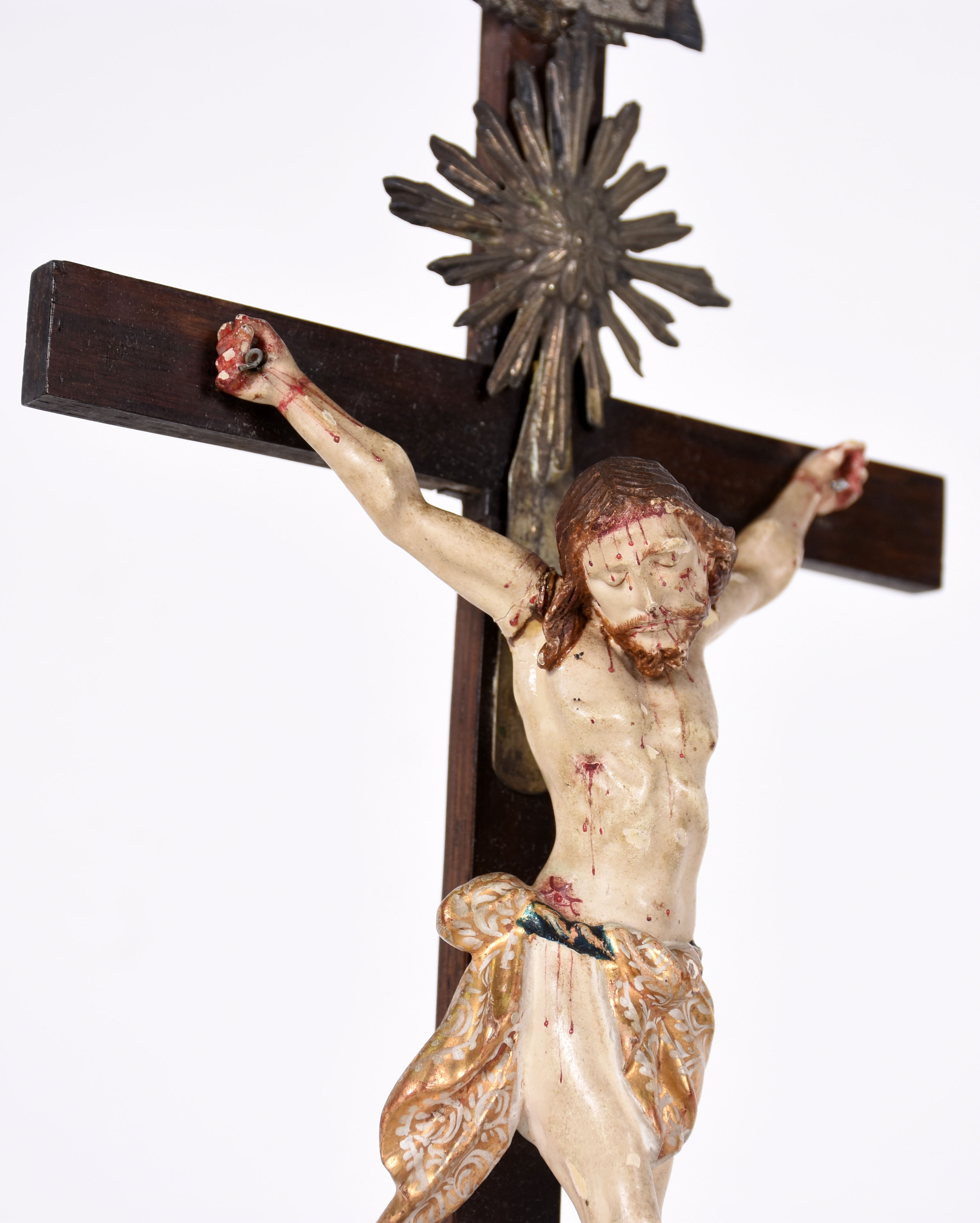 Crucifixo de madeira com figura de Cristo ricamente entalhada e... - foto 2 de 6