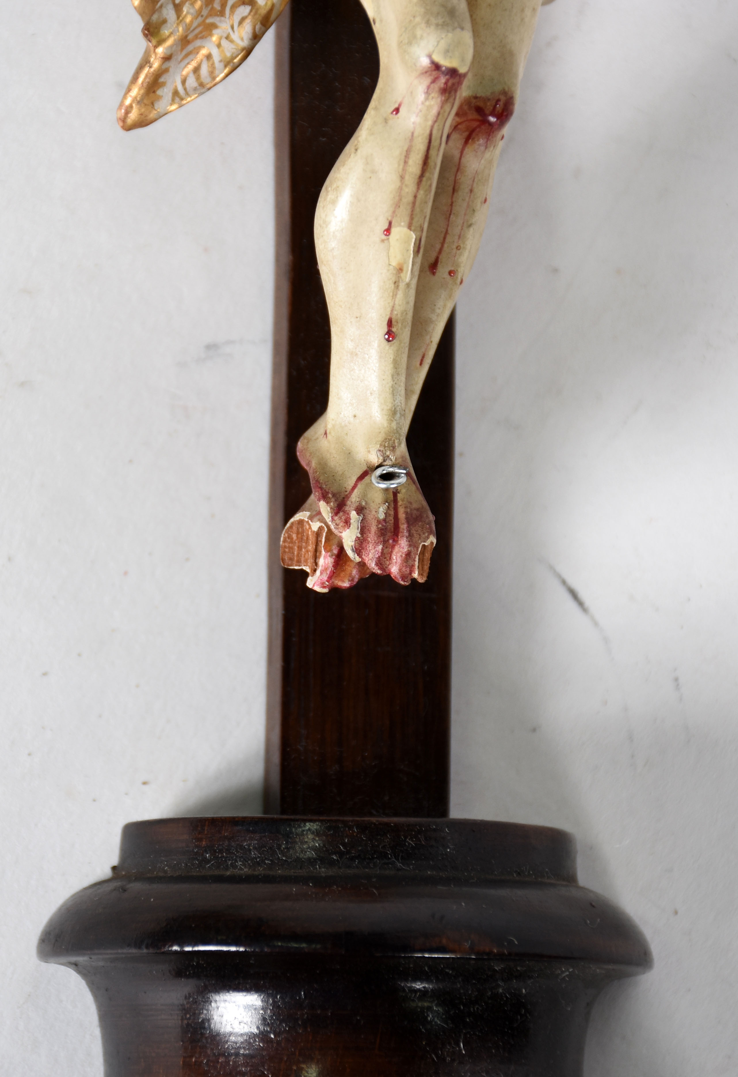 Crucifixo de madeira com figura de Cristo ricamente entalhada e... - foto 5 de 6
