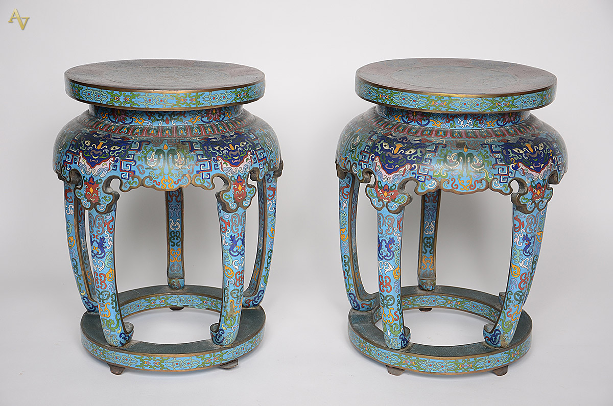 Par de tamboretes de cloisonne policromado, simulando trombas de...