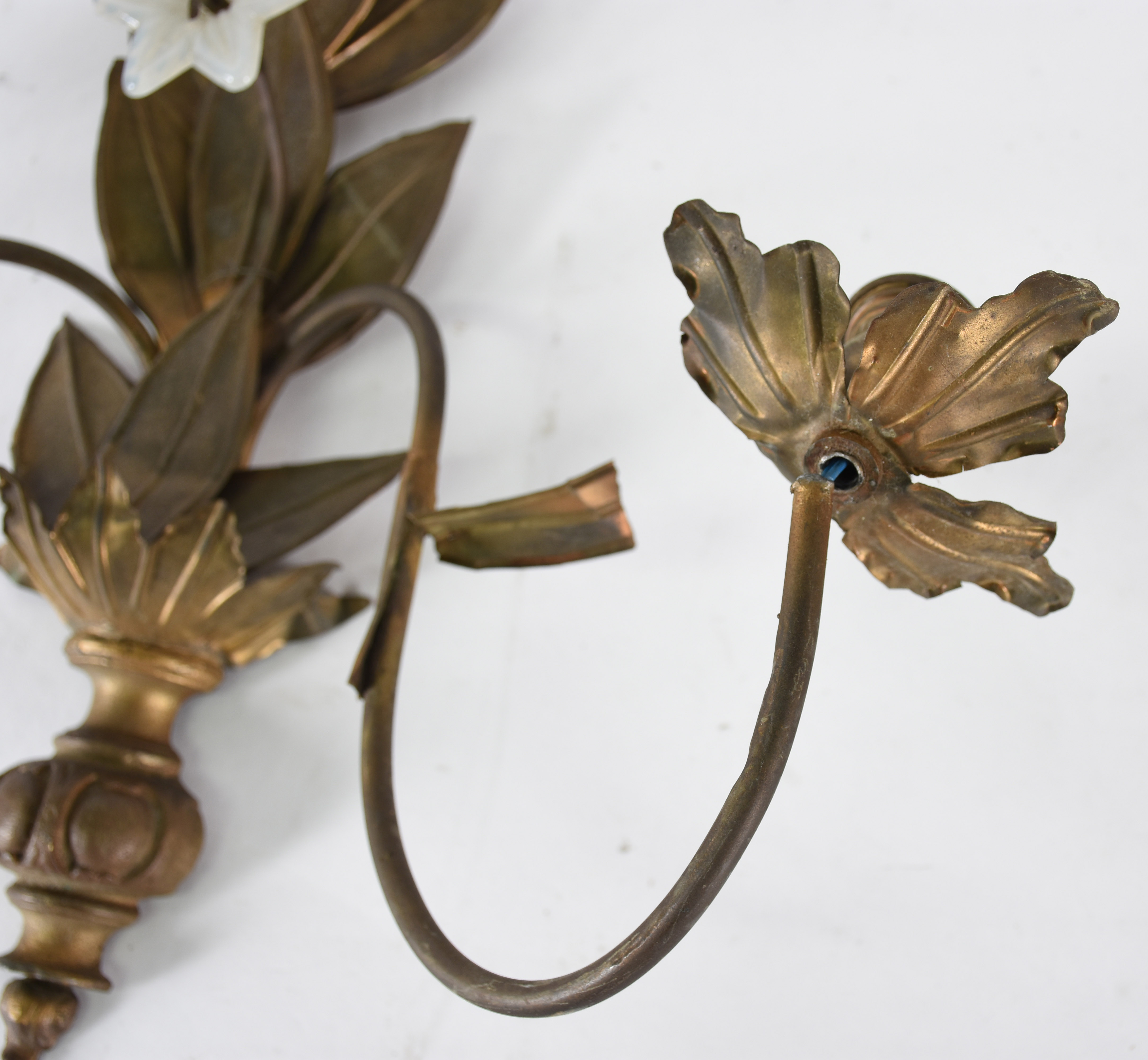 Par de apliques de metal dourado em forma de folhas com pequenas... - foto 2 de 2