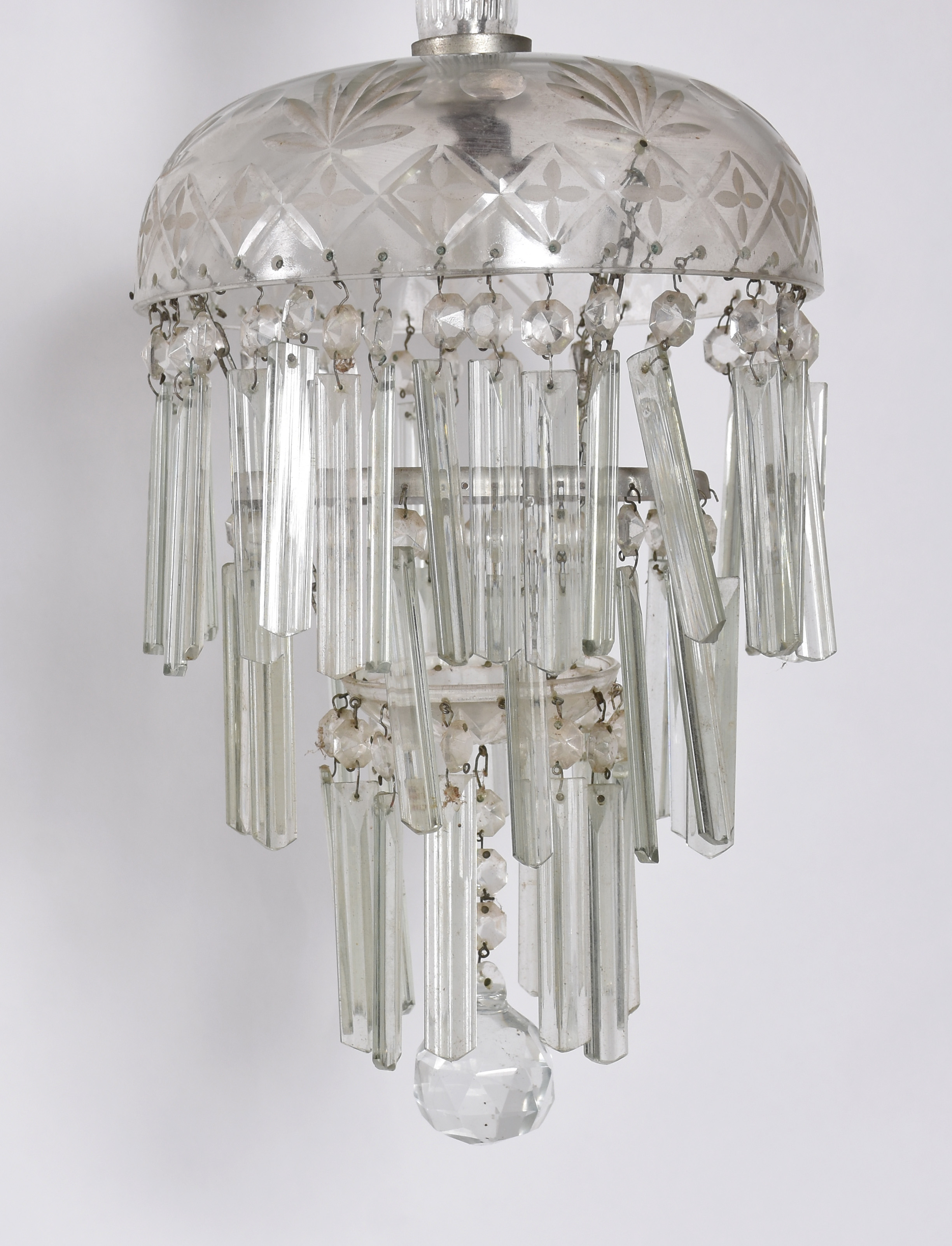 Lustre de cristal com pingentes. - foto 2 de 3