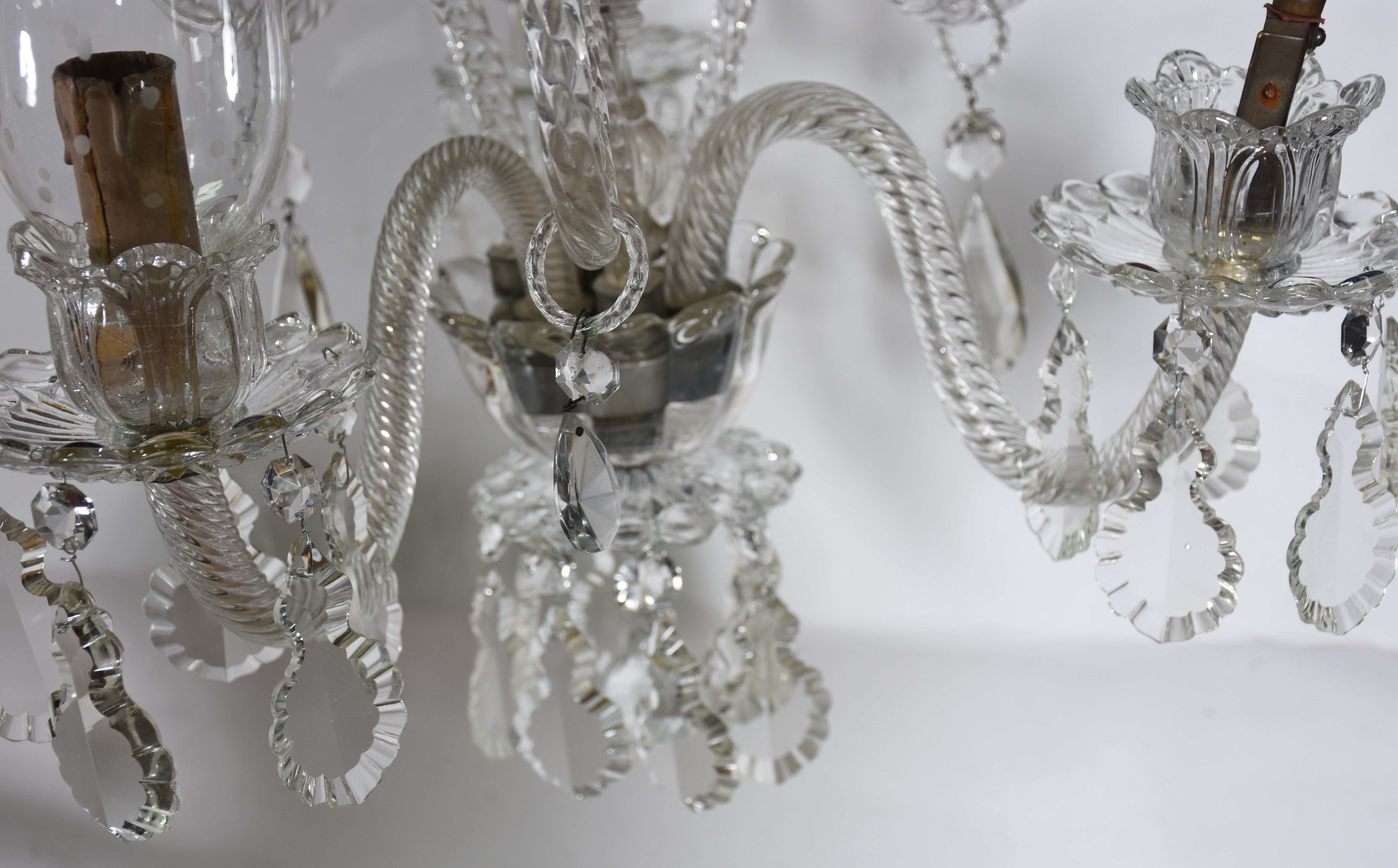 Lustre de cristal para 3 luzes, mangas lavradas (falta um cilindro... - foto 4 de 5