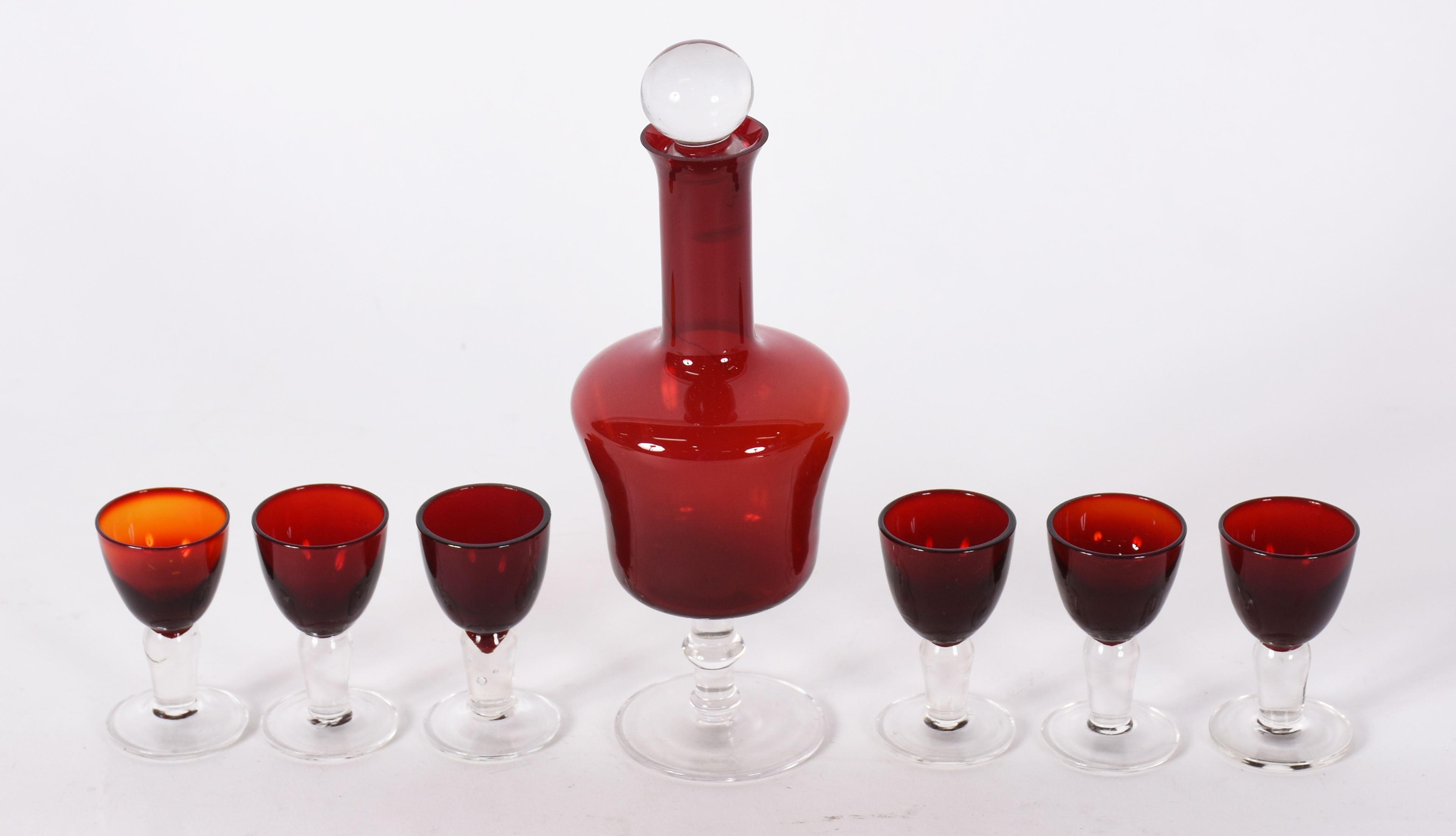 Conjunto de licoreira com 6 cálices de vidro vermelho. - foto 1 de 3