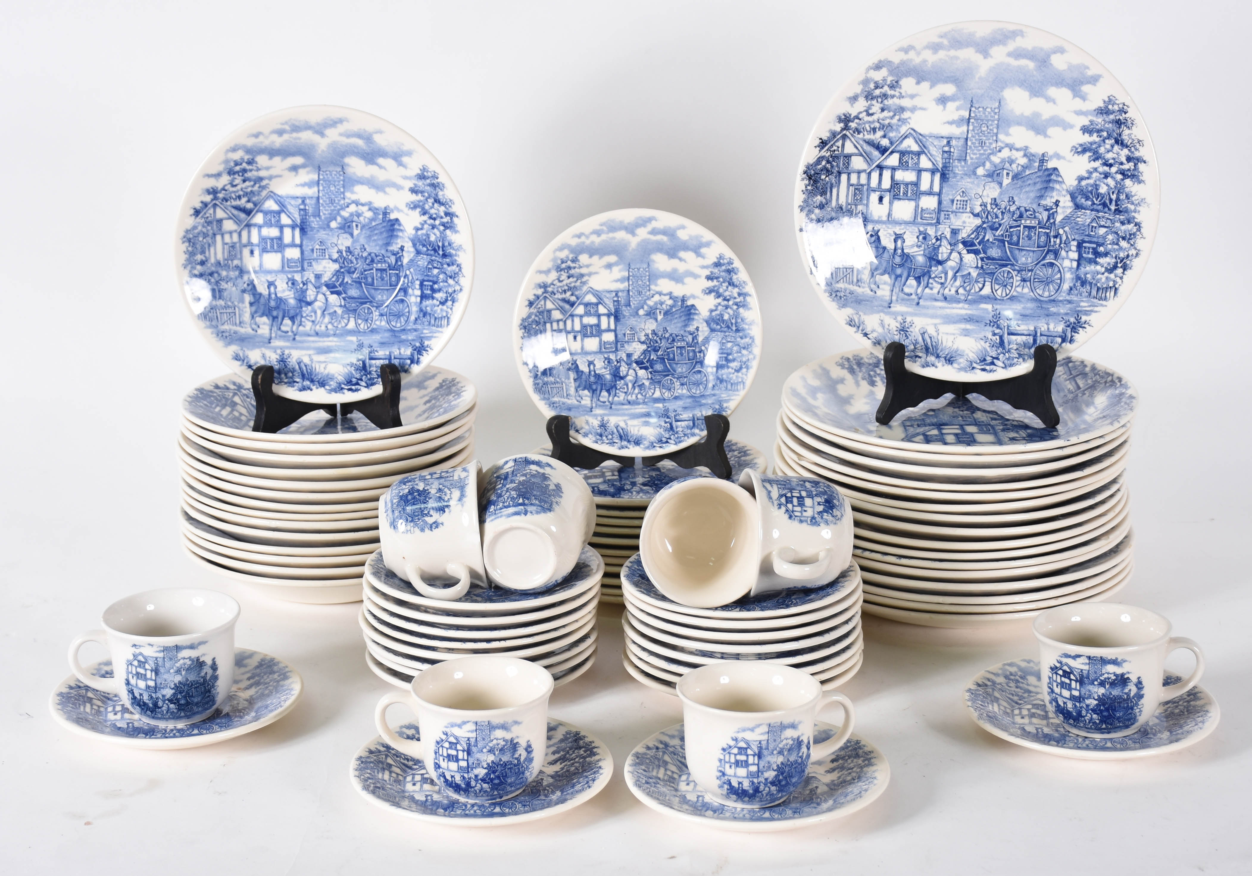 Aparelho de porcelana Biona azul e branca sendo: 17 pratos rasos;15... - foto 1 de 7