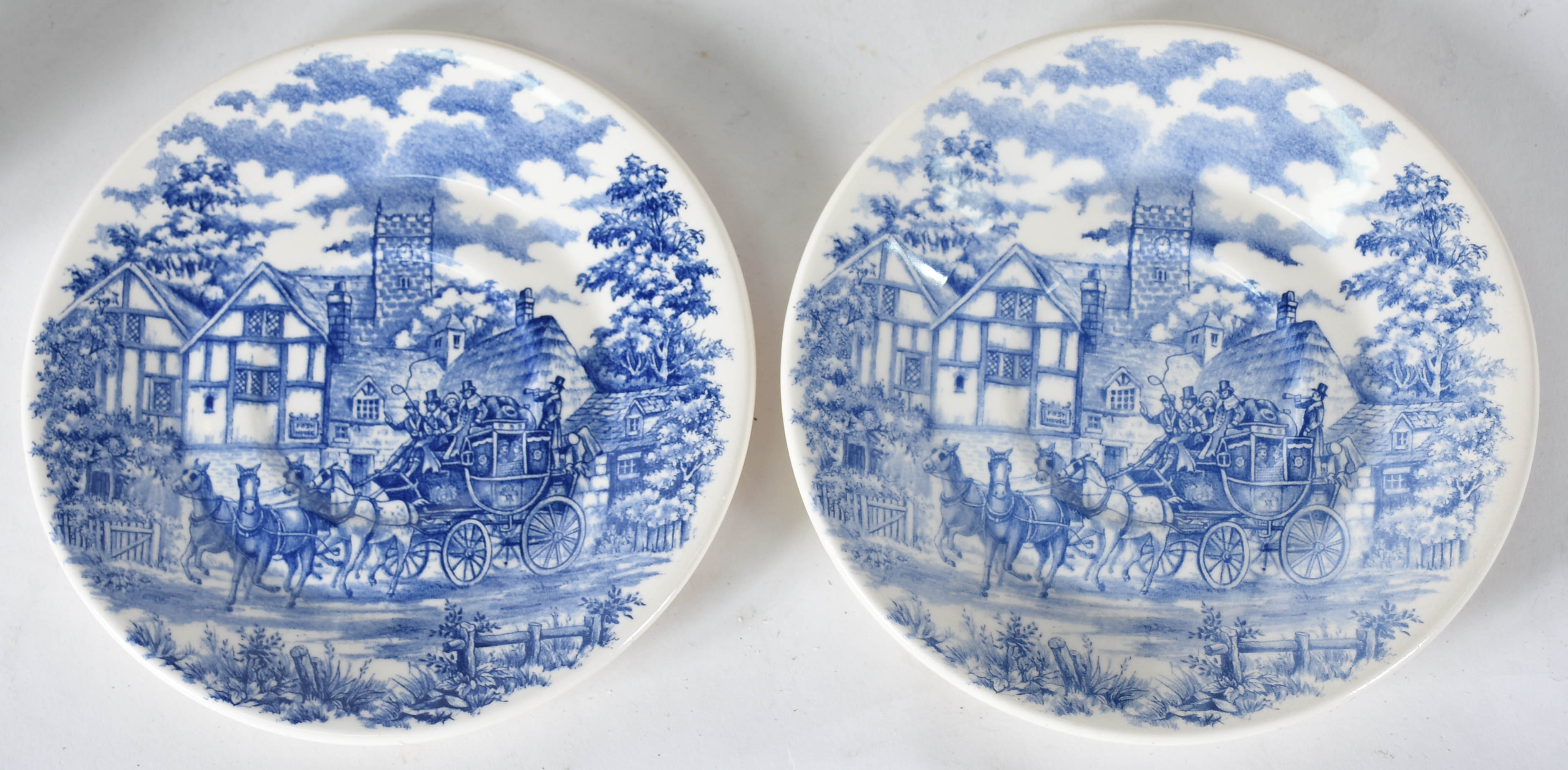 Aparelho de porcelana Biona azul e branca sendo: 17 pratos rasos;15... - foto 3 de 7