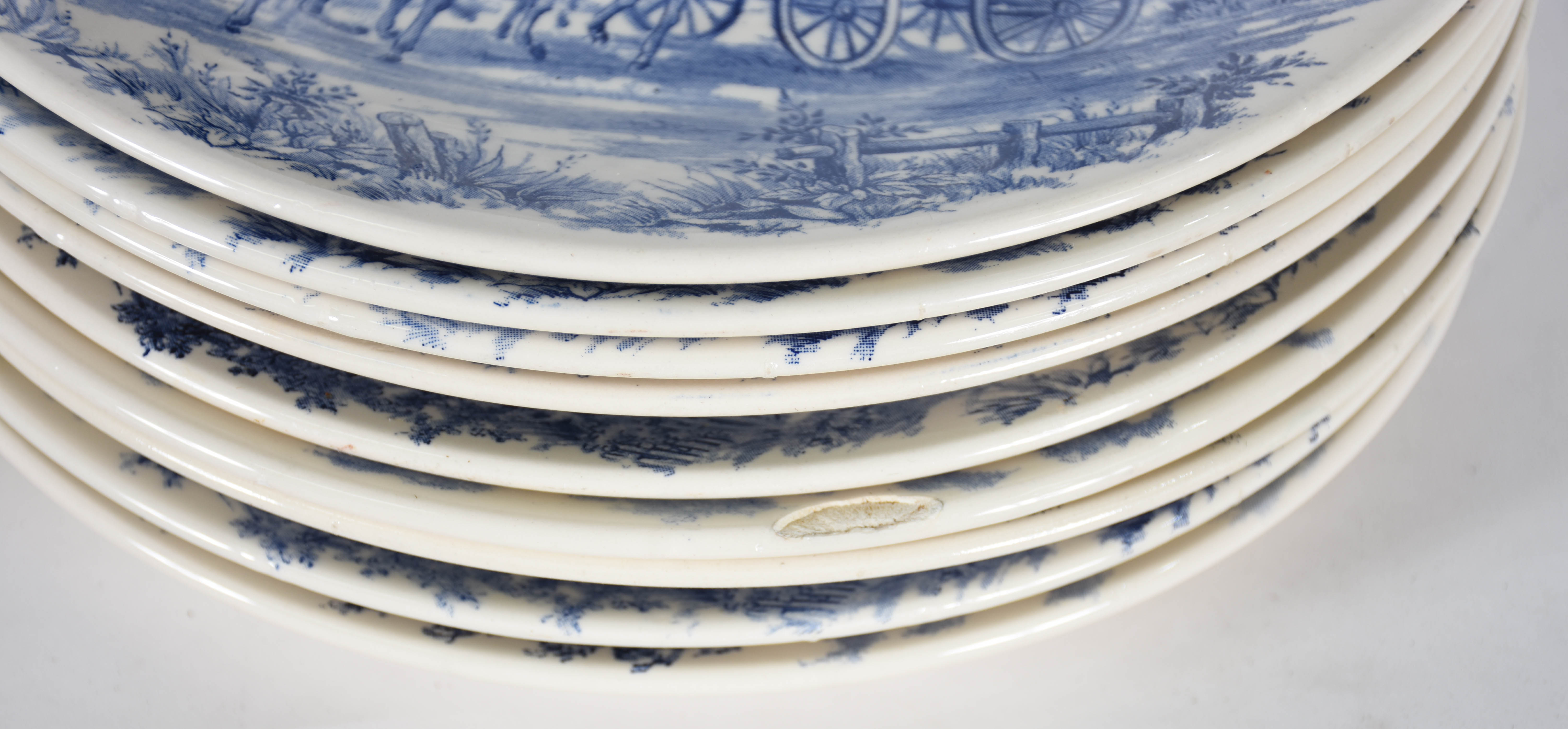 Aparelho de porcelana Biona azul e branca sendo: 17 pratos rasos;15... - foto 6 de 7