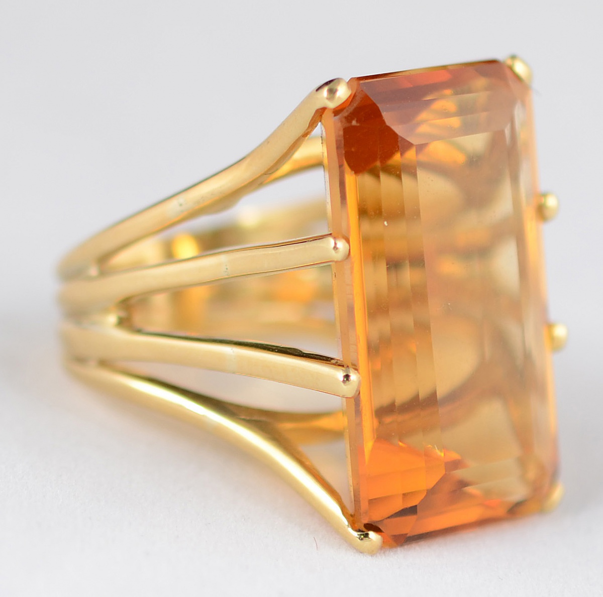 Anel de ouro amarelo 18 k com citrino, lapidação retangular com 8... - foto 1 de 2