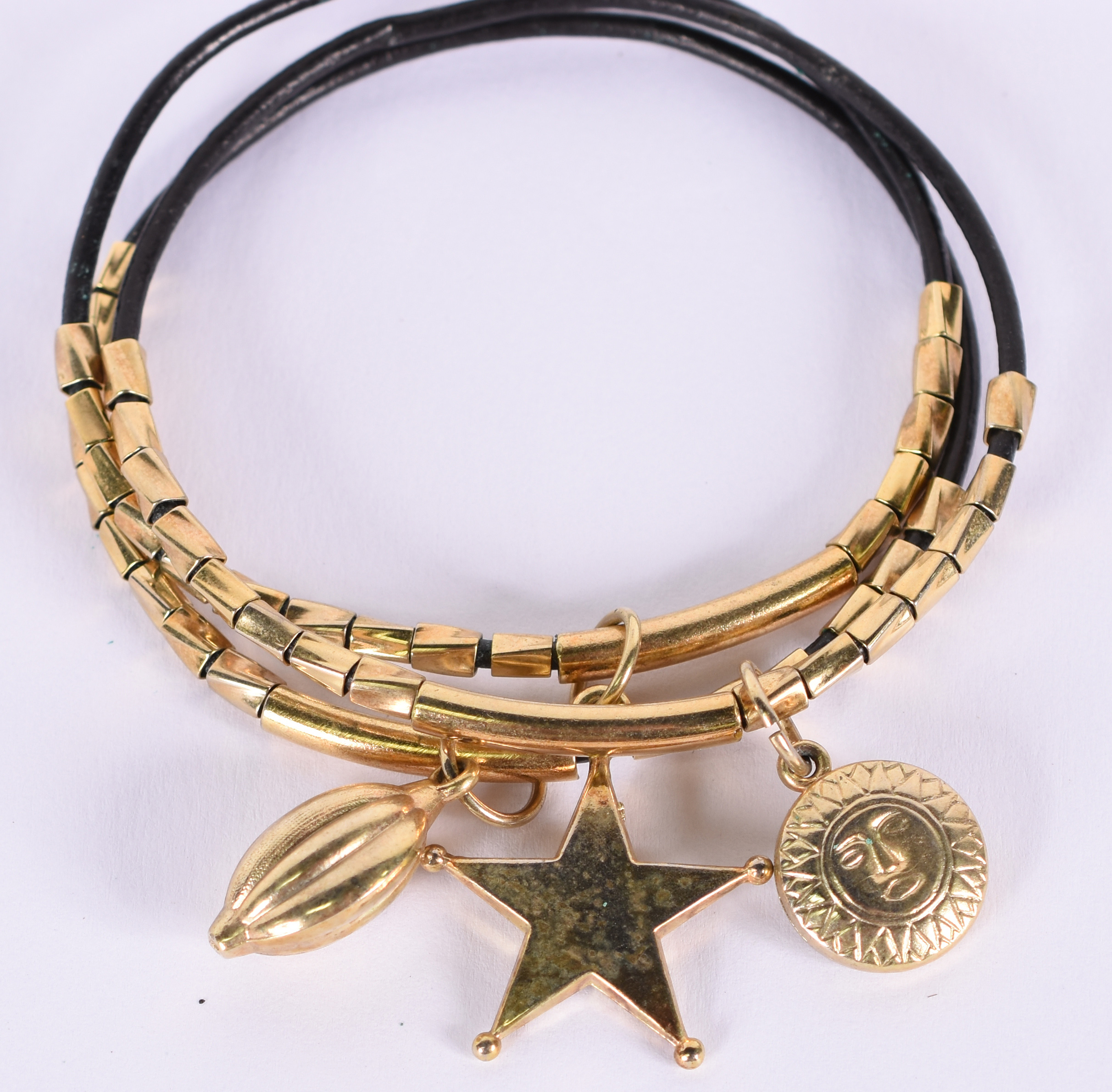 Nove pulseiras de rabo de elefante com metal dourado (Por questão de... - foto 4 de 6