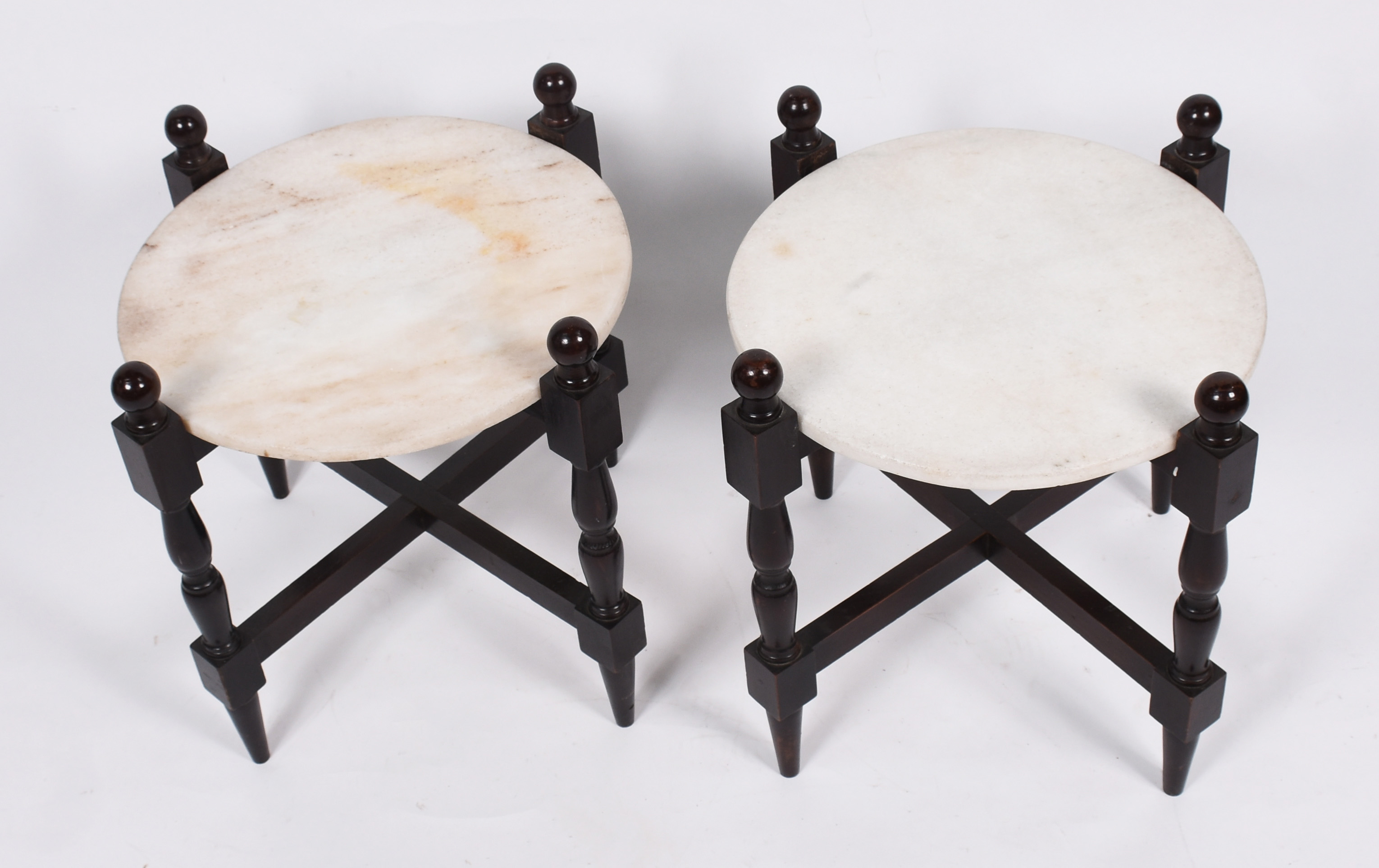 Par de mesinhas laterais de madeira nobre torneada com tampos de... - foto 1 de 4