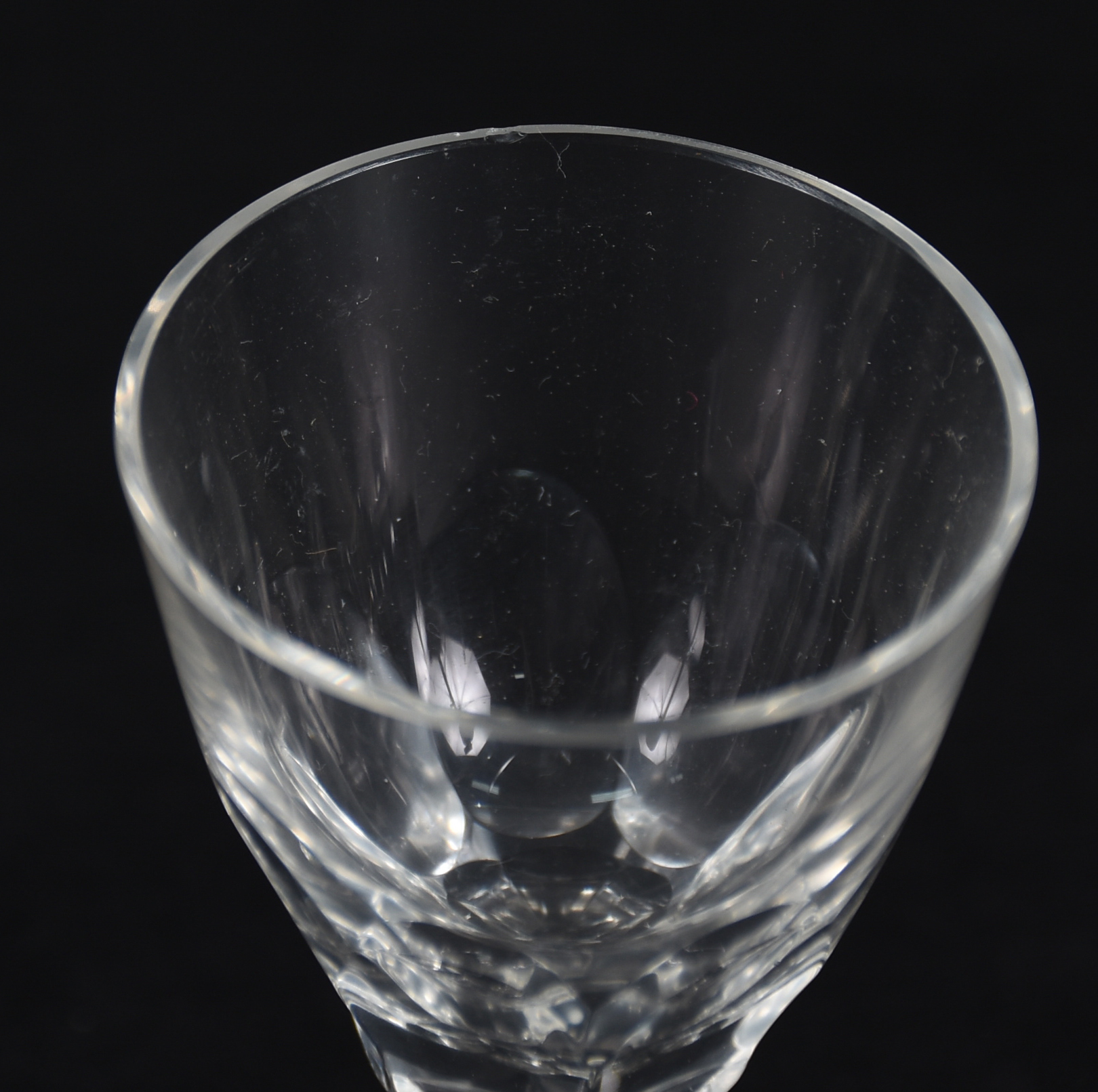 Garrafa ( sem tampa) de cristal monogramado e 9 cálices de licor . - foto 4 de 6
